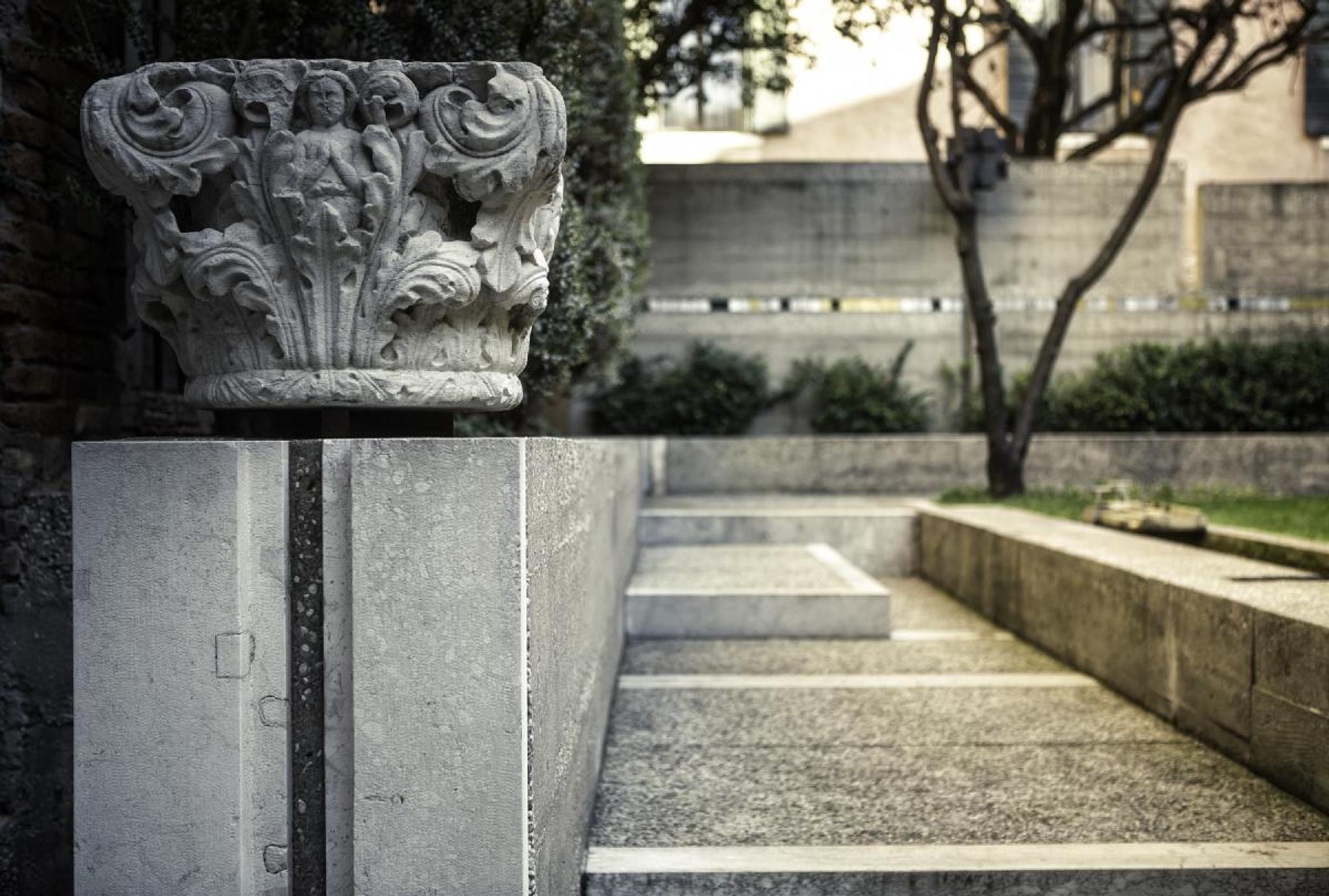 Chi tiết phù điêu chạm khắc trên đá marble trắng cổ điển