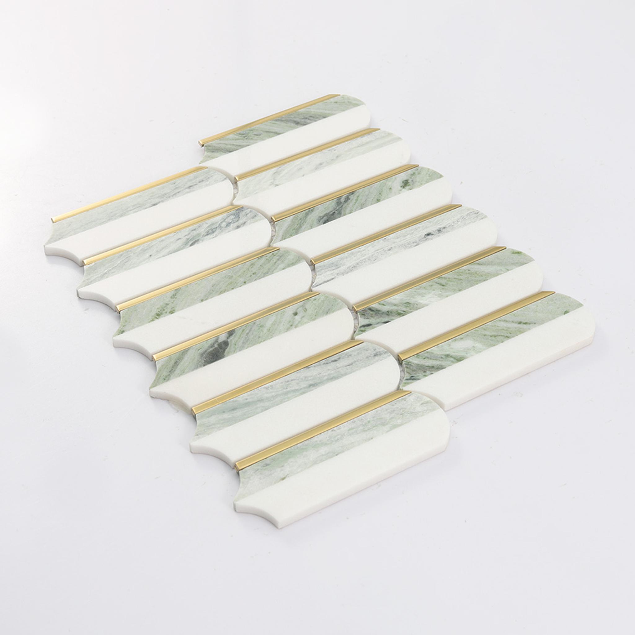 Green White Feather Marble Mosaic Tile with Gold Accent Strips — mosaic thanh dài (linear) bằng đá marble trắng & xanh lục
