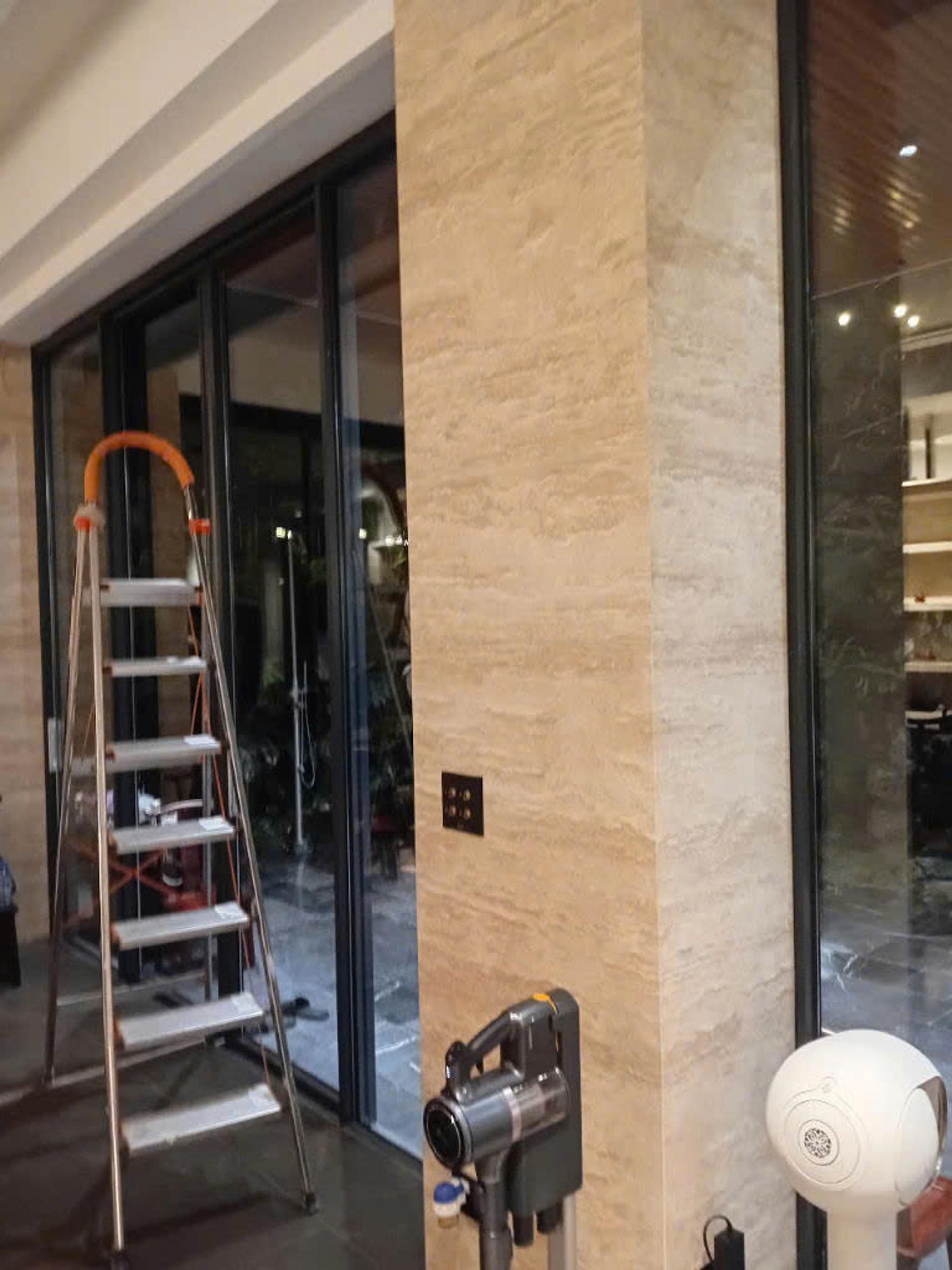 Ốp cột đá — Travertine kem (vein-cut)