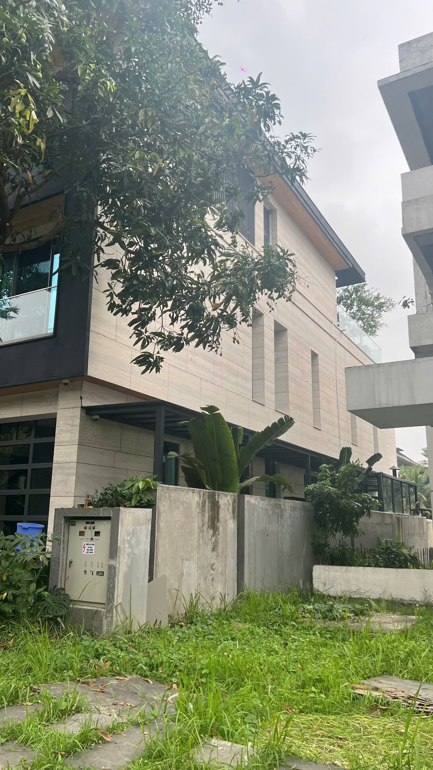 Ốp mặt tiền (ngoài nhà) — Travertine/limestone kem