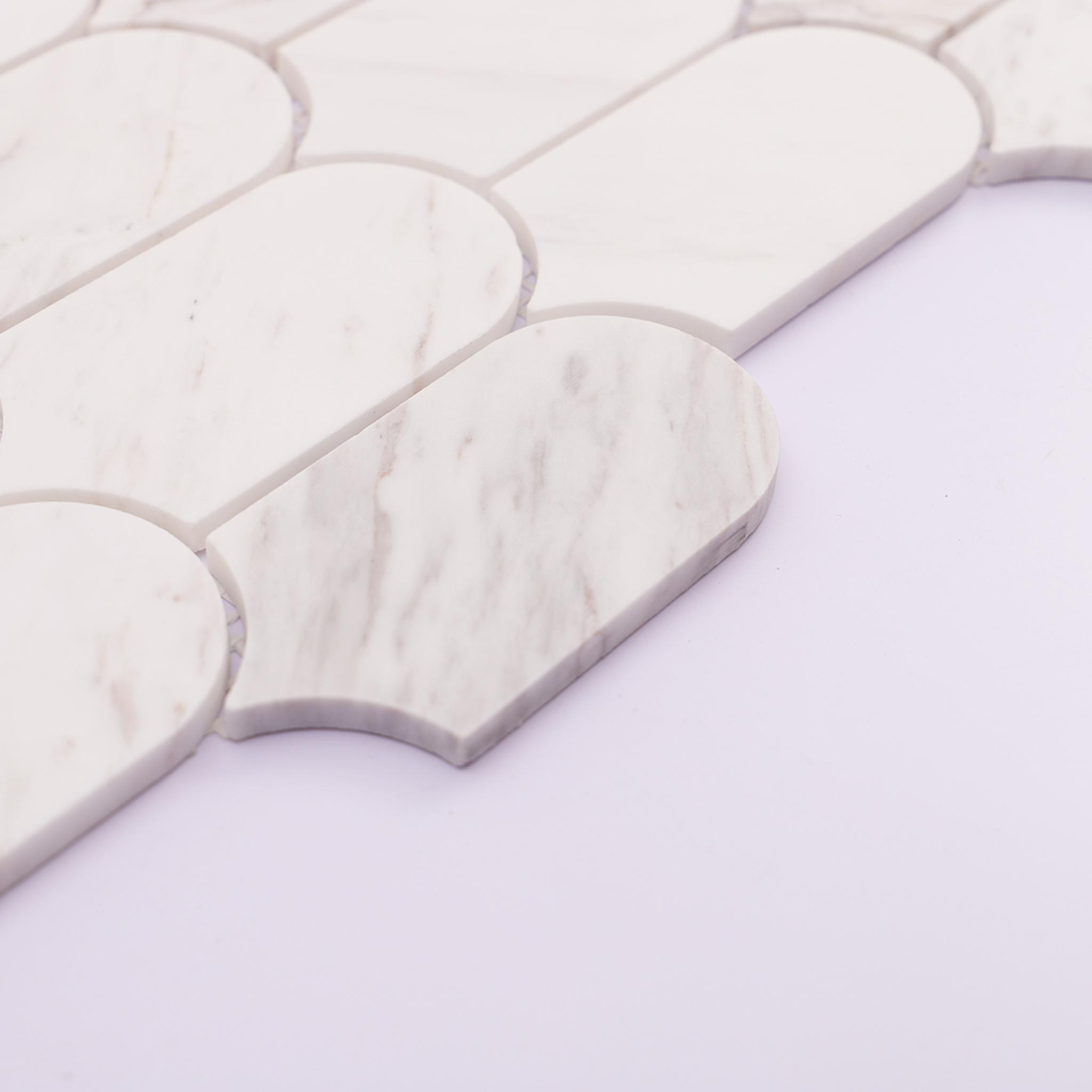 Feather Calacatta Gold Honed Marble Mosaic — mosaic vảy dài bằng đá marble trắng Calacatta vân vàng