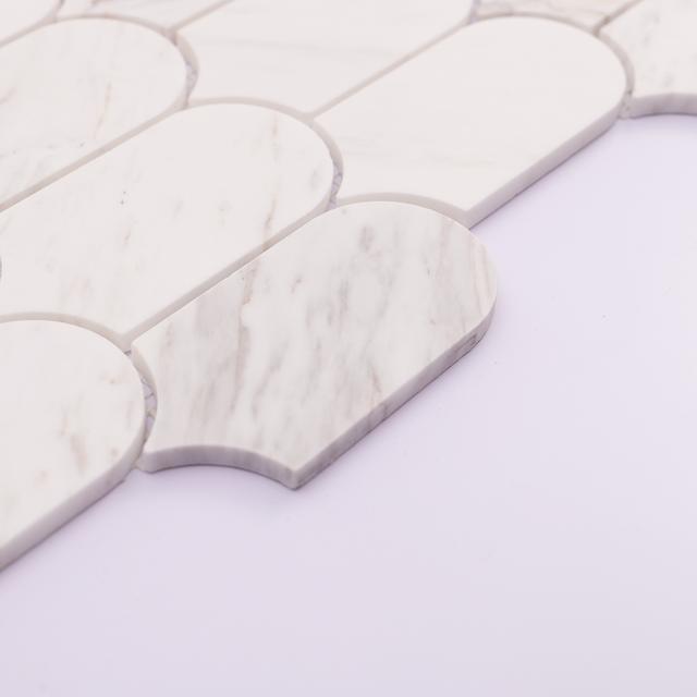 Feather Calacatta Gold Honed Marble Mosaic — mosaic vảy dài bằng đá marble trắng Calacatta vân vàng