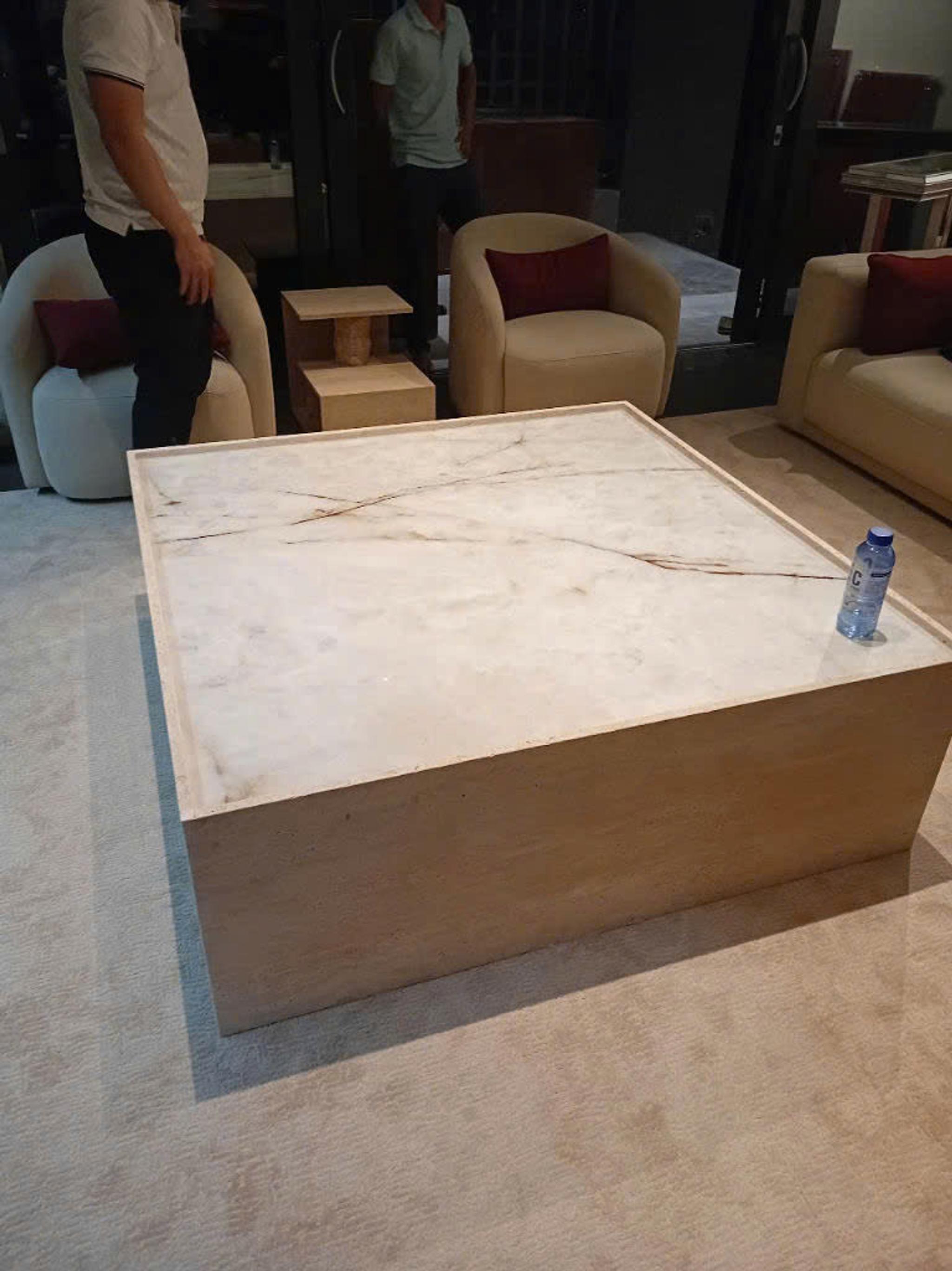 Bàn trà đá khối — Mặt quartzite/onyx trắng vân + chân travertine