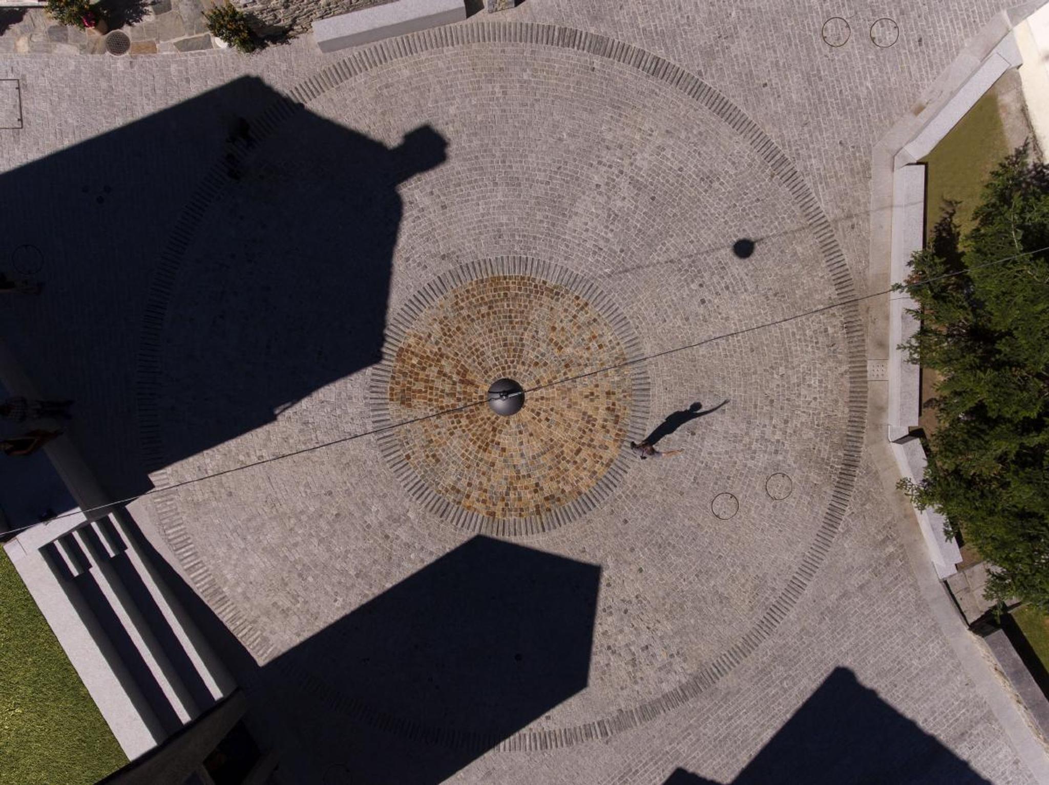 Sàn đá marble ghép hoa văn tròn đối xứng tinh xảo nhìn từ trên