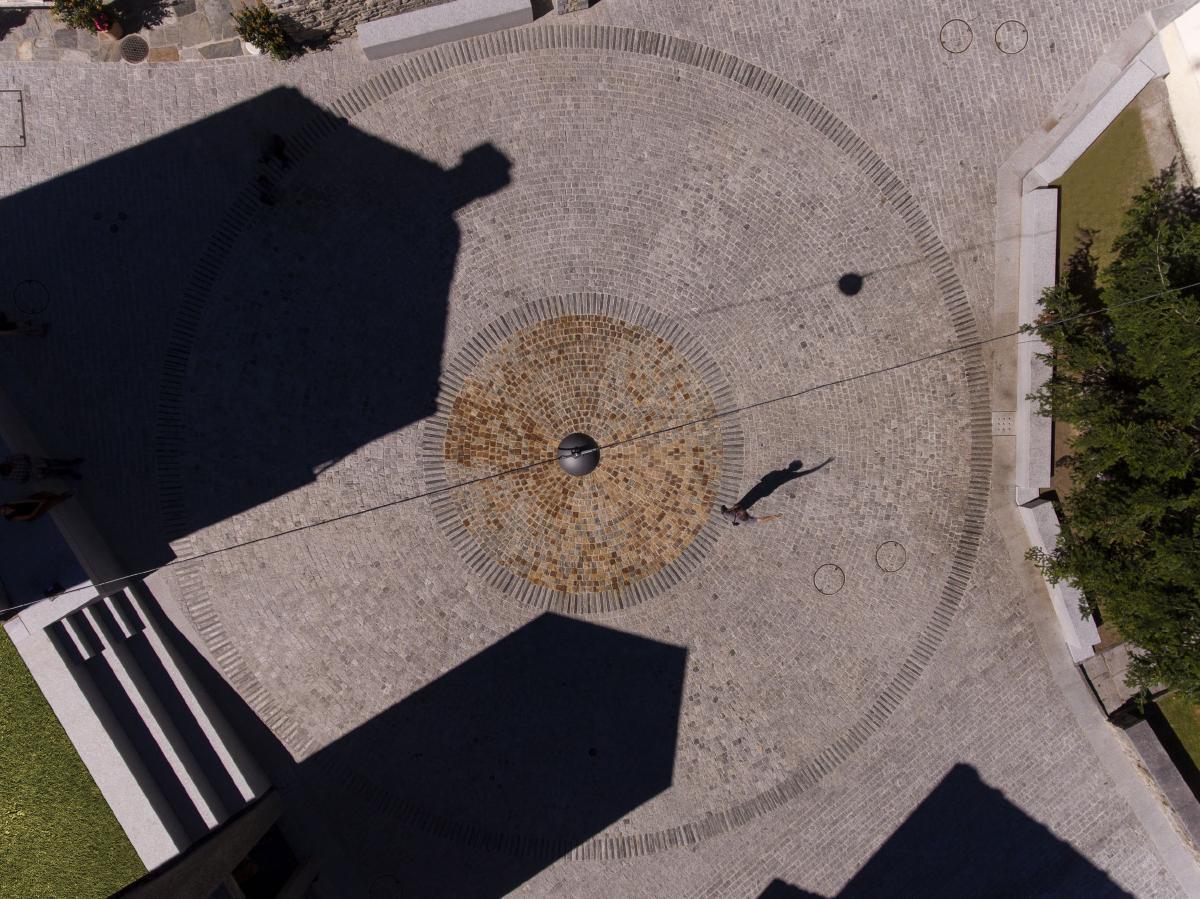 Sàn đá marble ghép hoa văn tròn đối xứng tinh xảo nhìn từ trên