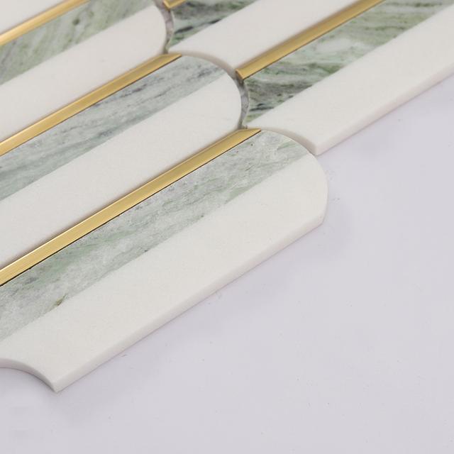 Green White Feather Marble Mosaic Tile with Gold Accent Strips — mosaic thanh dài (linear) bằng đá marble trắng & xanh lục