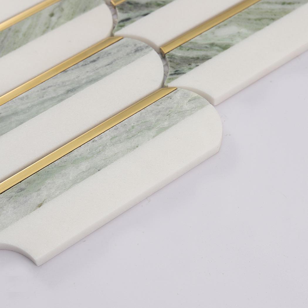 Green White Feather Marble Mosaic Tile with Gold Accent Strips — mosaic thanh dài (linear) bằng đá marble trắng & xanh lục