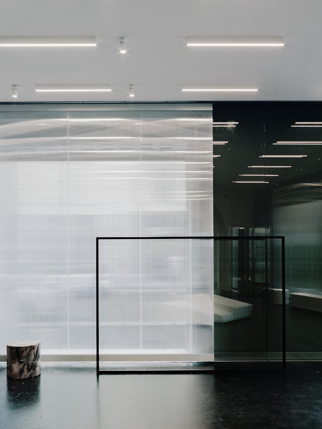 Không gian nội thất ốp tường đá marble đen vân trắng hiện đại