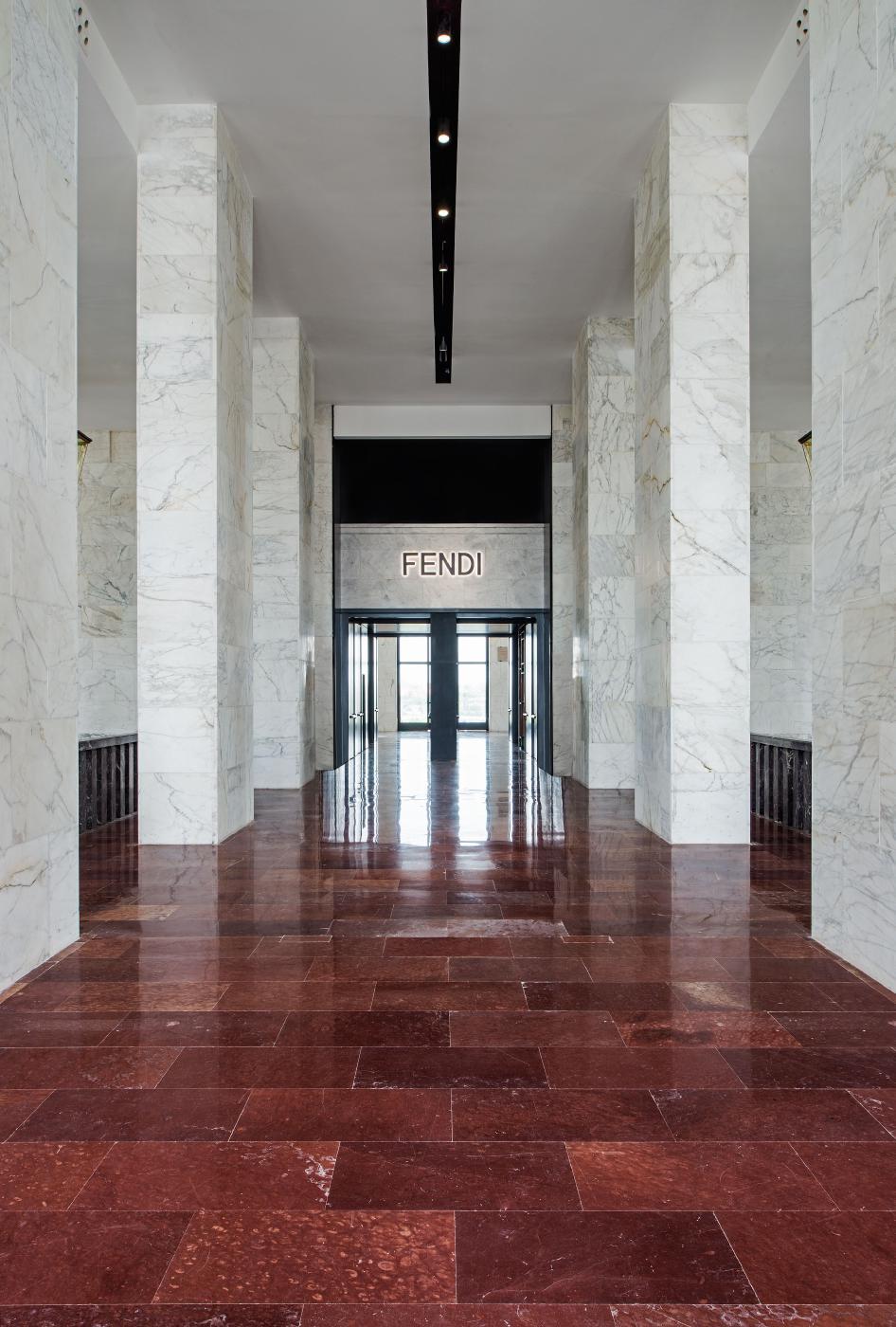 Sảnh nội thất ốp đá marble đen vân trắng kết hợp sàn gỗ đỏ