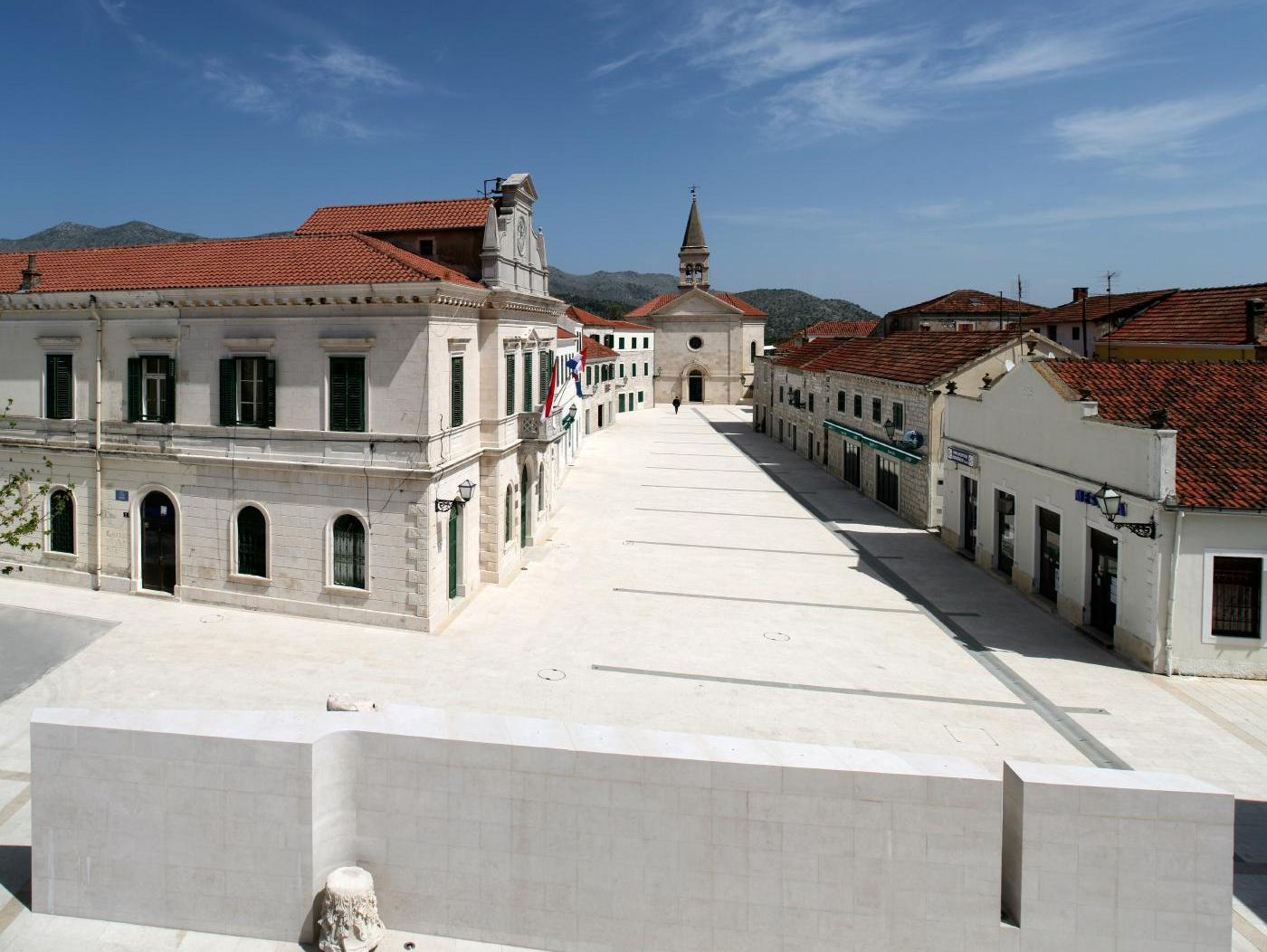 Công trình cổ điển ốp đá travertine hệ cột lan can dưới trời xanh