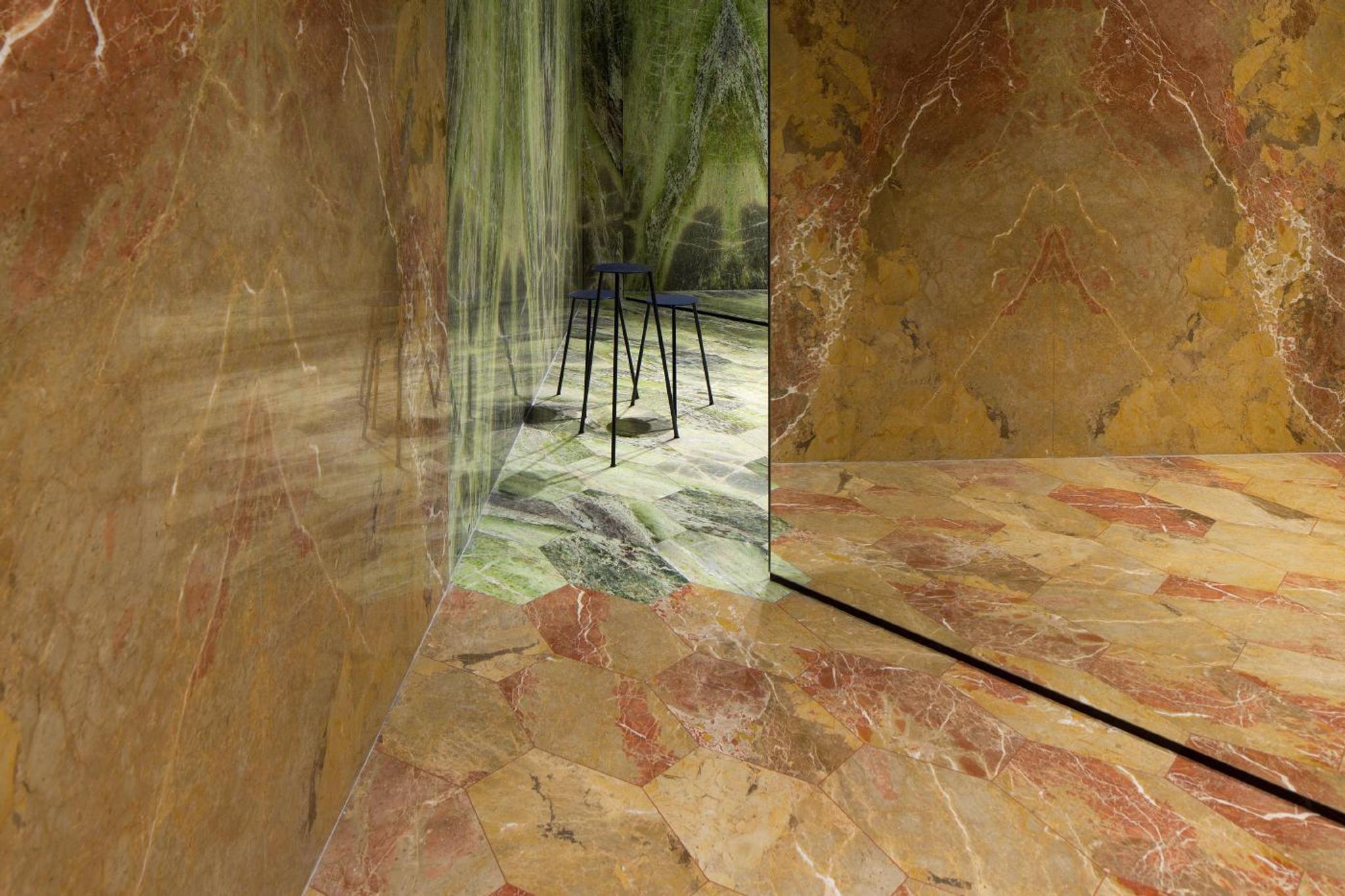 Chi tiết khối đá travertine vàng be vân ngang trong không gian