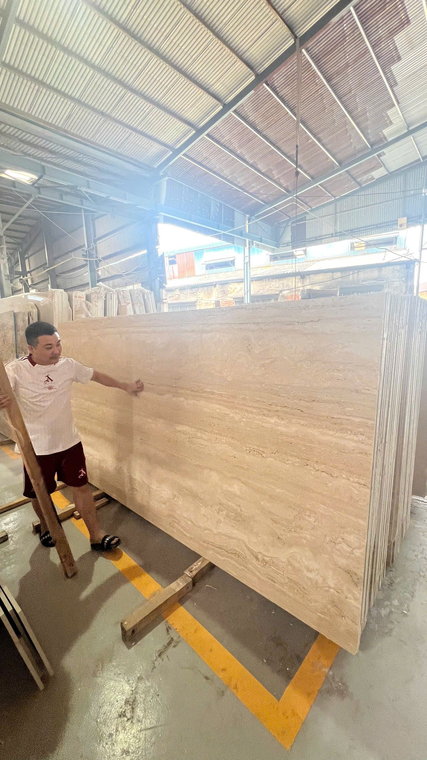 Đá tấm (slab) — Travertine kem (vein-cut)
