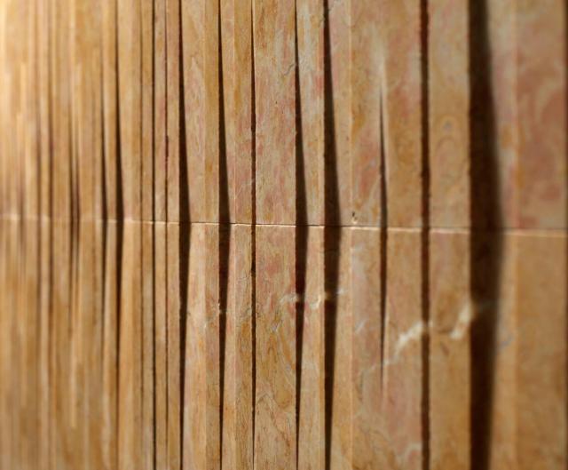 Vách đá 3D Barcode Uno — bề mặt đá tự nhiên điêu khắc nổi khối, Lithos