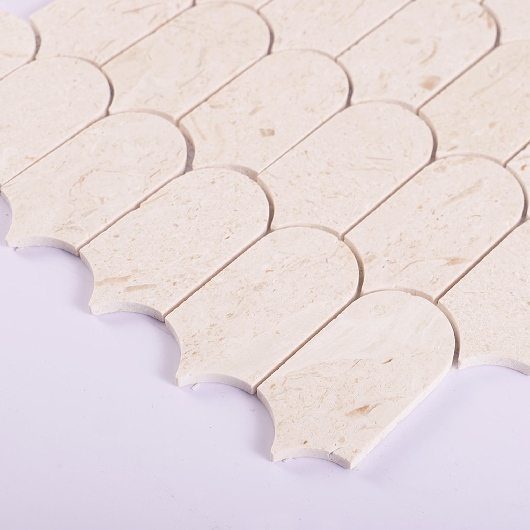 Beige Elongated Fish Scale Travertine Mosaic — mosaic vảy cá (fish scale) bằng đá travertine beige