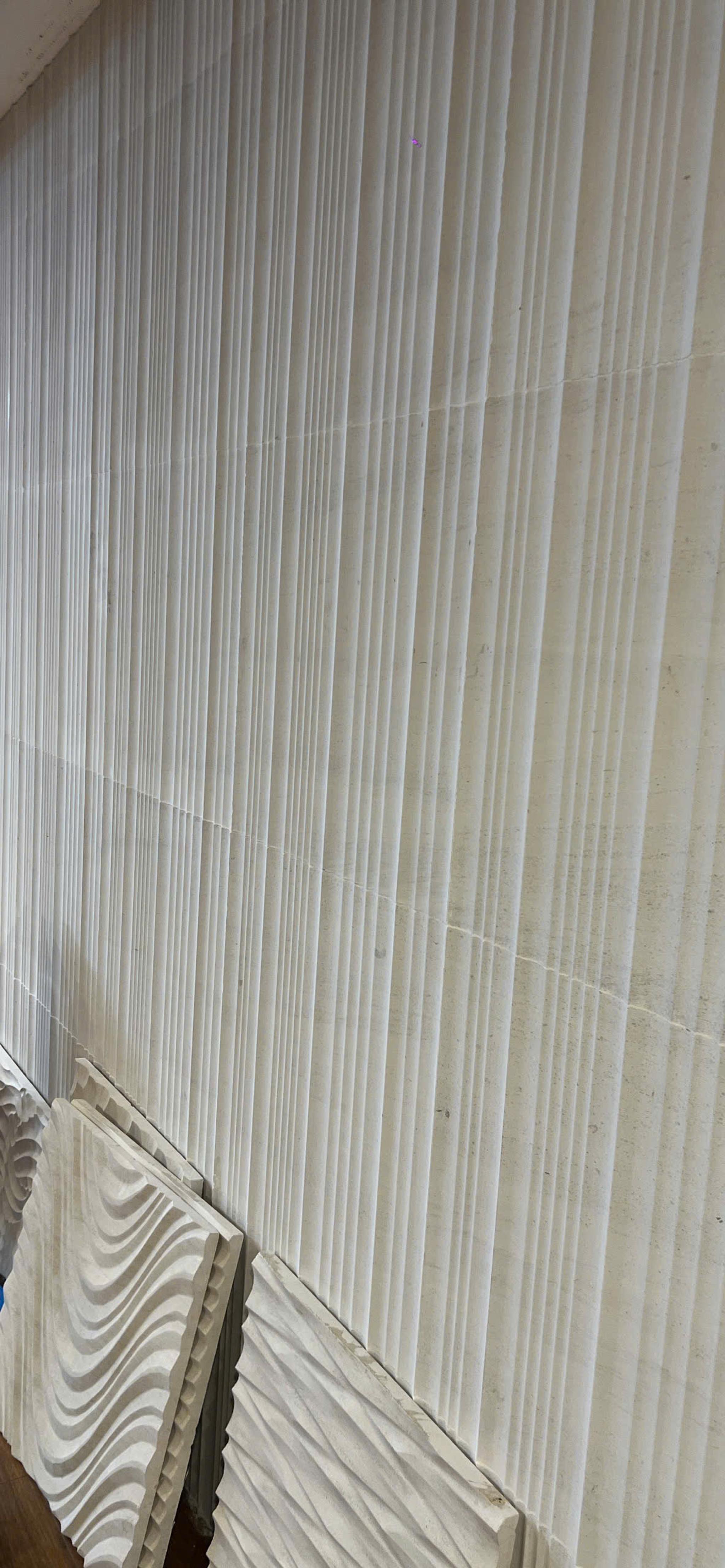 Ốp tường tạo sọc (fluted) — Travertine kem
