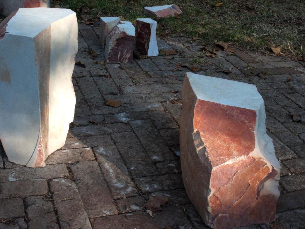 Khối đá marble trắng thô đặt trên bệ trong xưởng chế tác