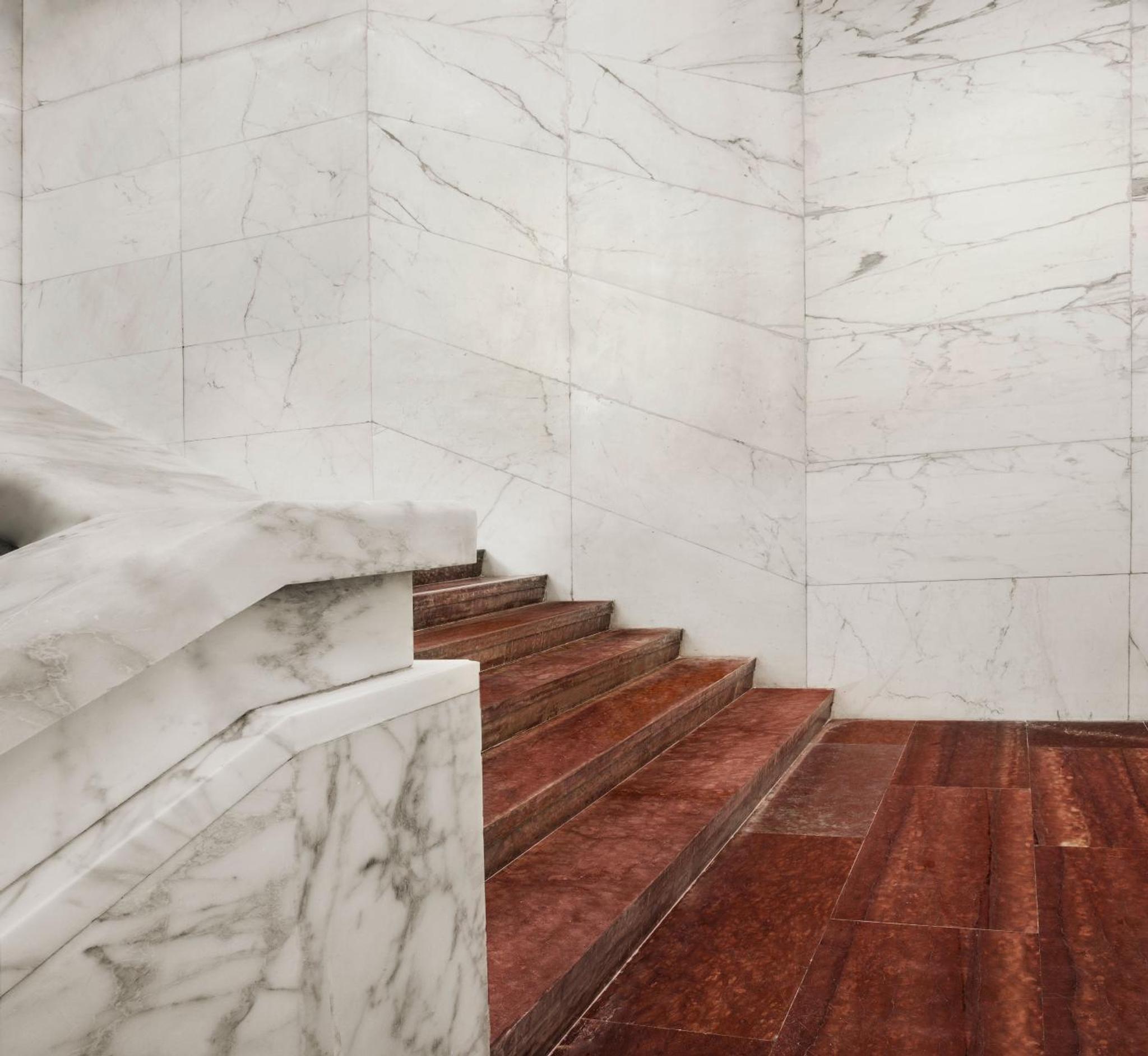 Cầu thang ốp đá marble trắng vân xám tinh tế trong nhà