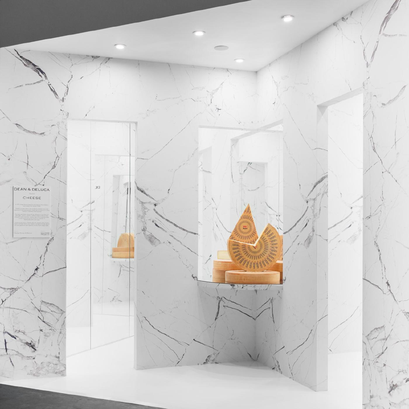 Sảnh ốp tường đá marble trắng vân xám với chi tiết chạm vàng