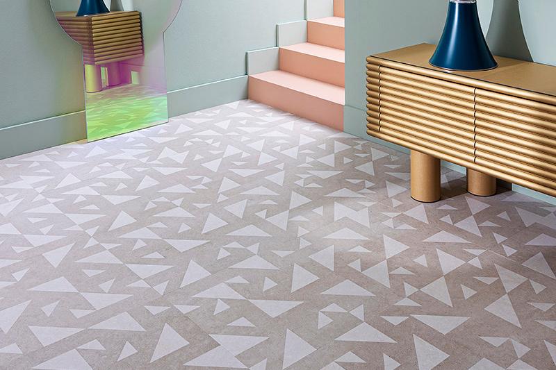 Không gian nội thất lát đá với bậc thang — nơi tiếng bước chân vang lên