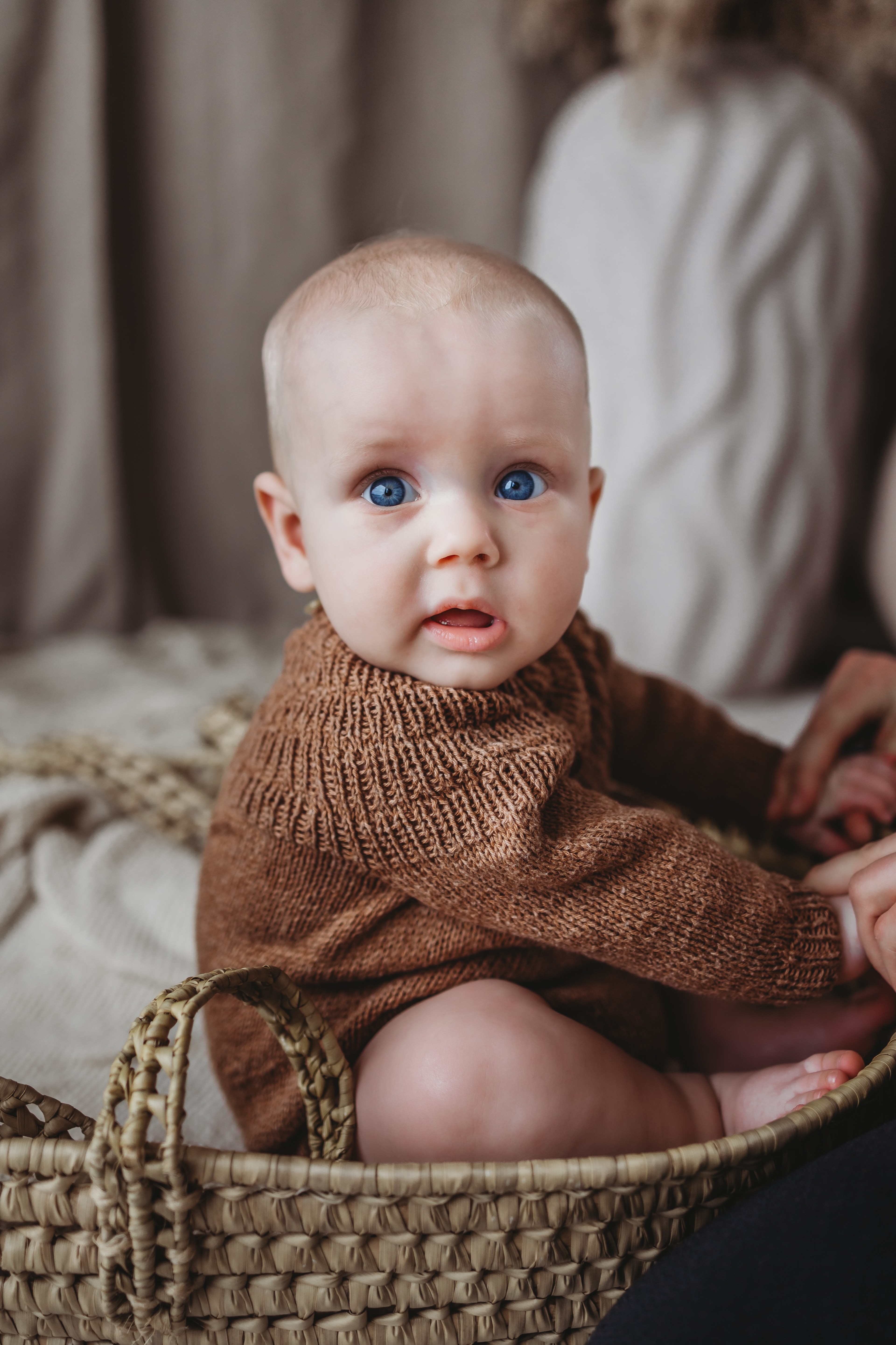 Baby i kurv i hjemmestudiet