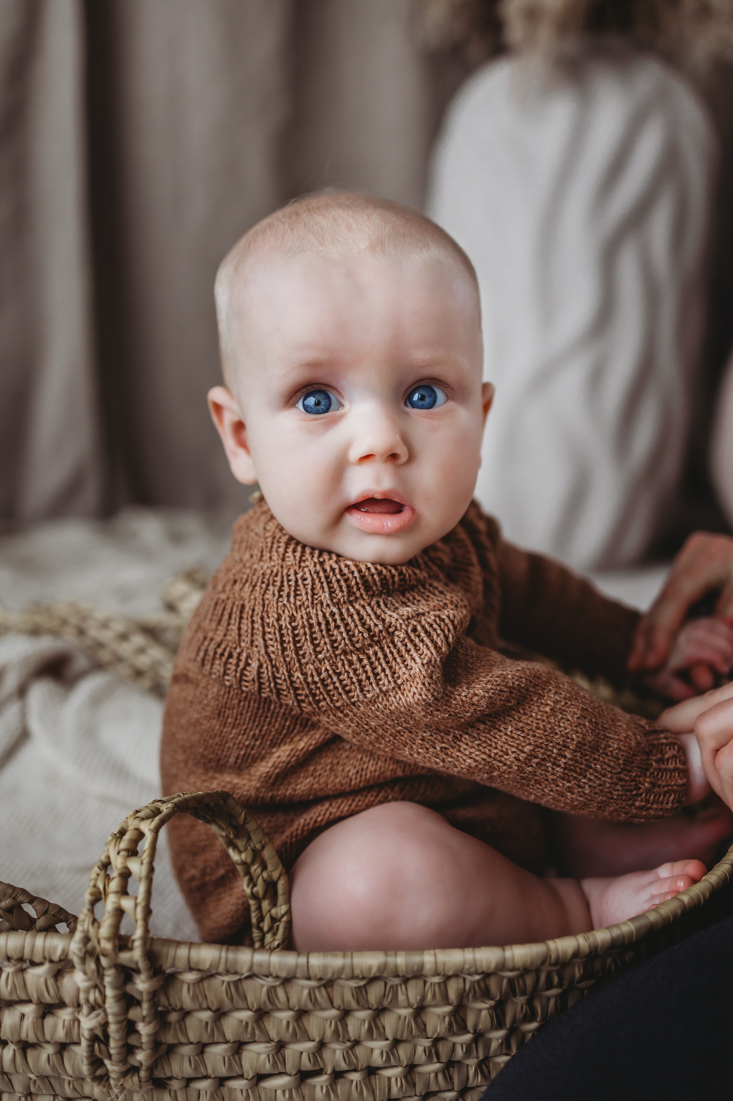 Baby i kurv i hjemmestudiet