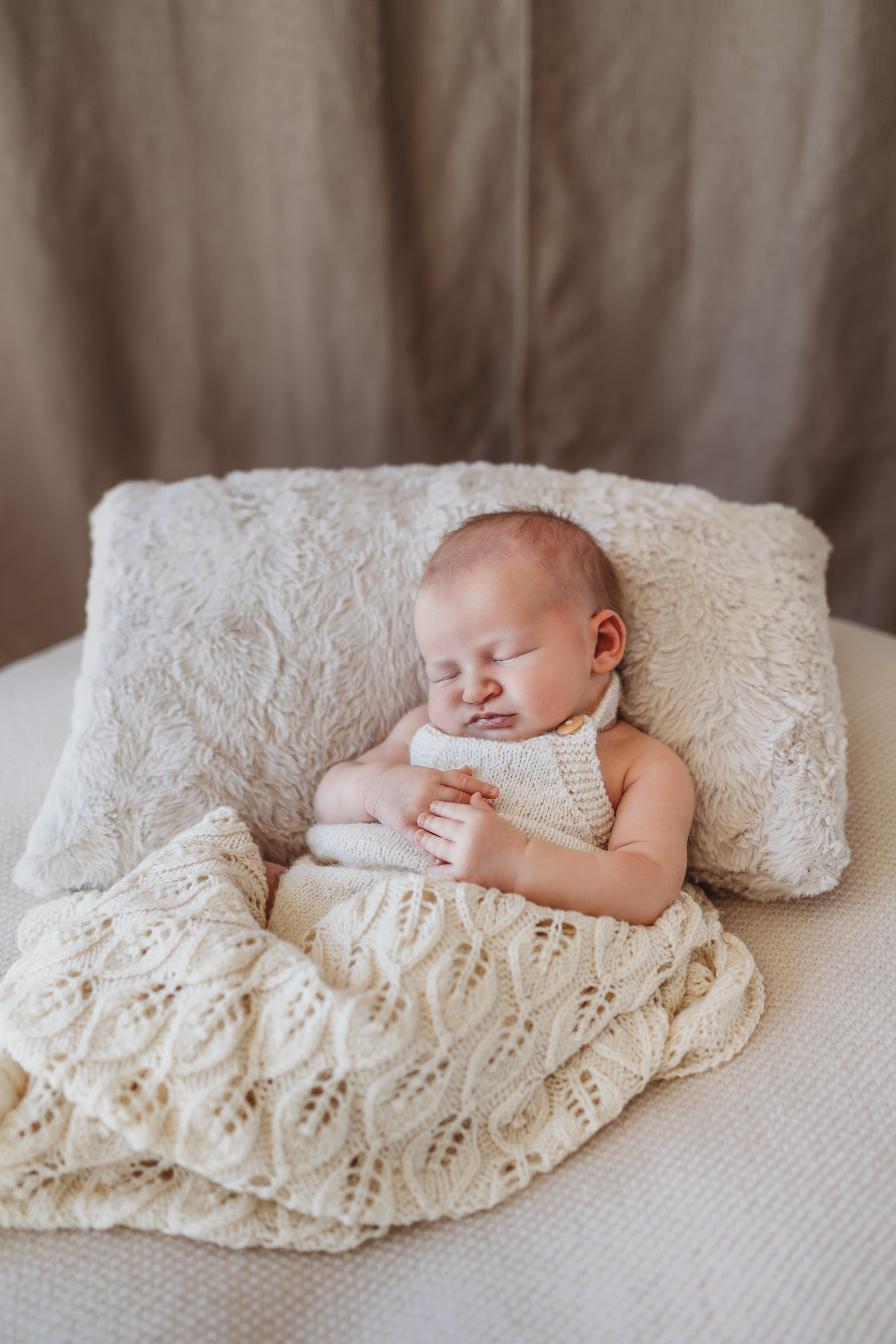 Nyfødt baby sover tæt svøbt i Frederikshavn