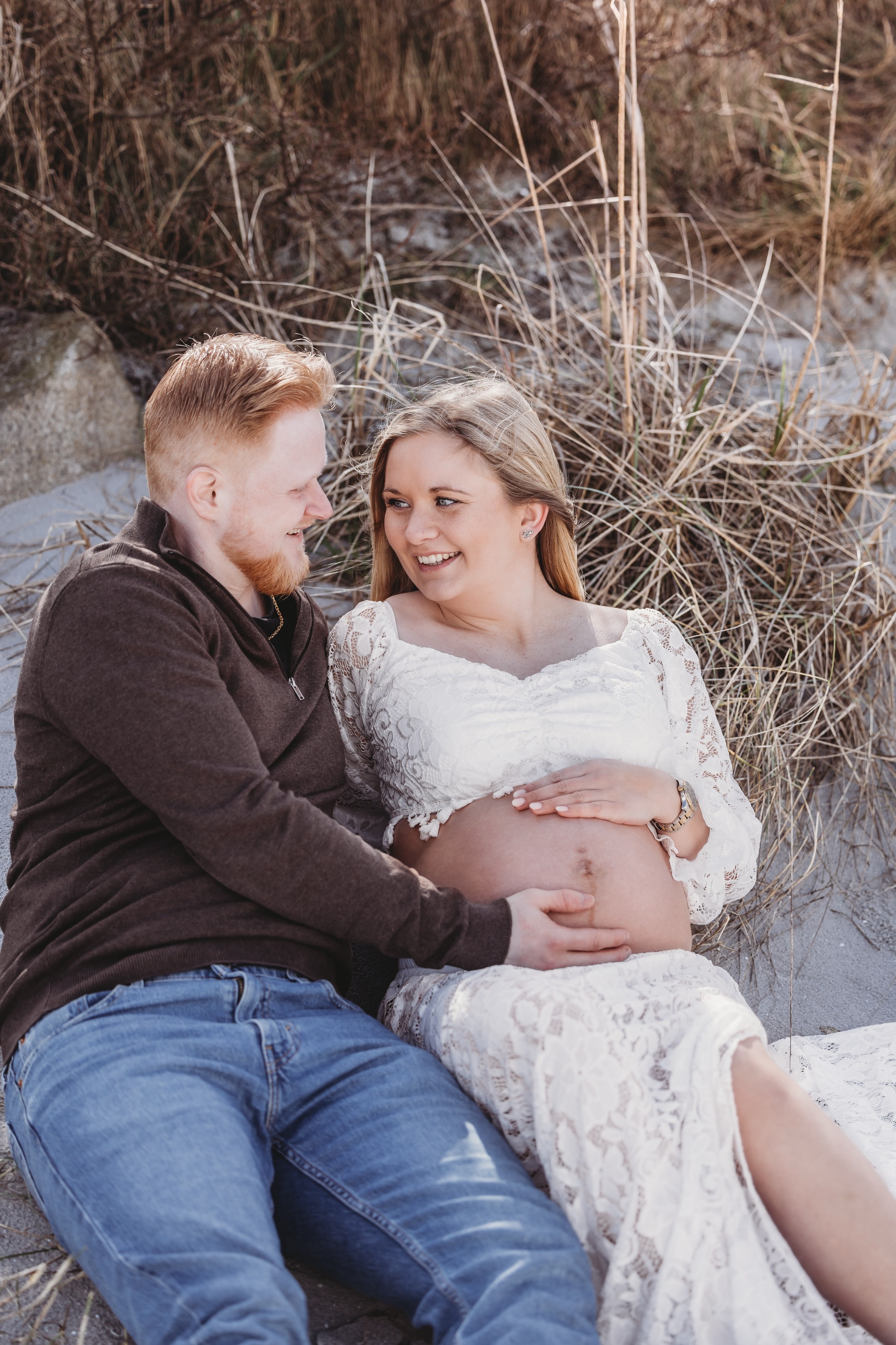 Gravid kvinde i klitterne ved Sæby
