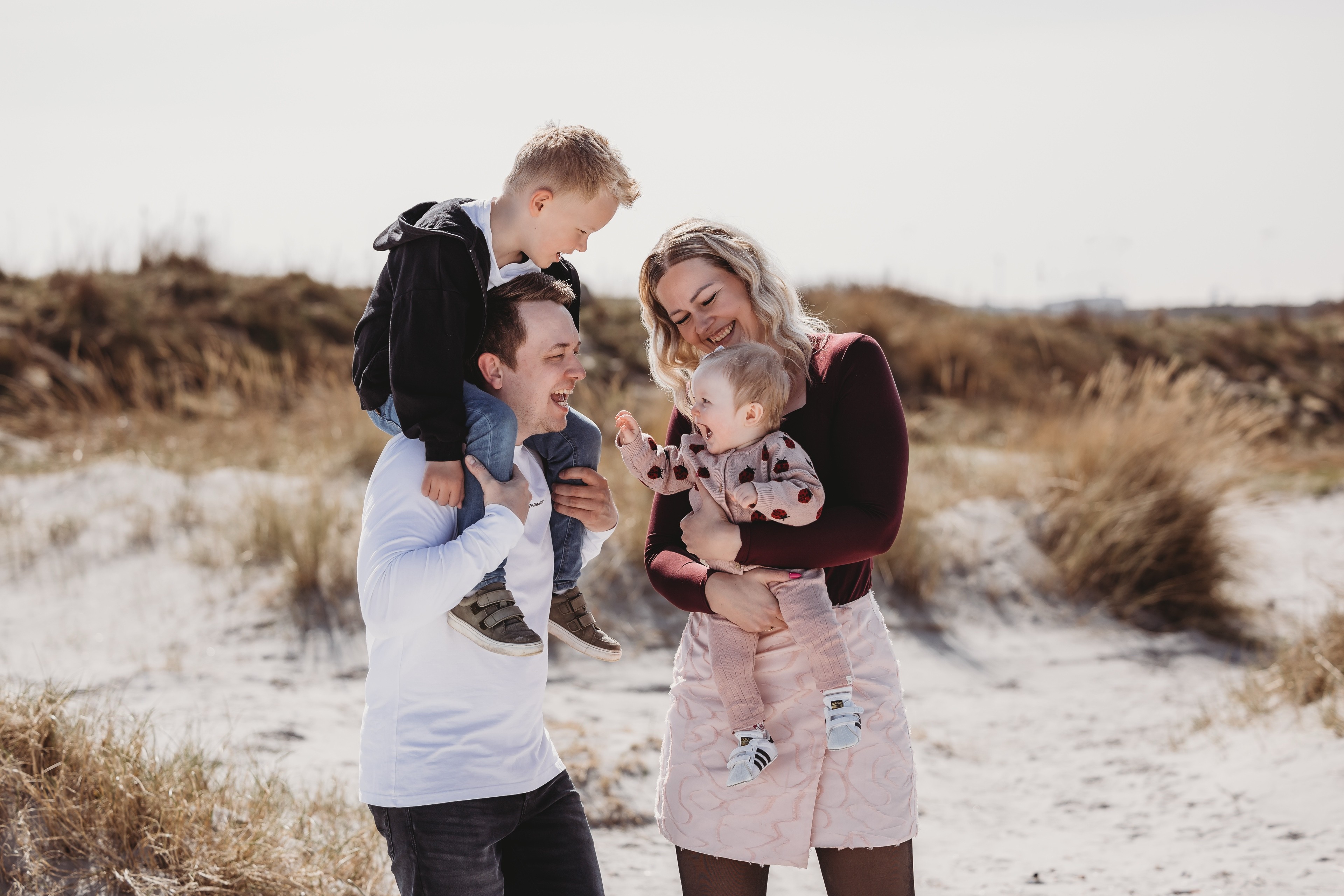 Familie samlet på stranden i Nordjylland