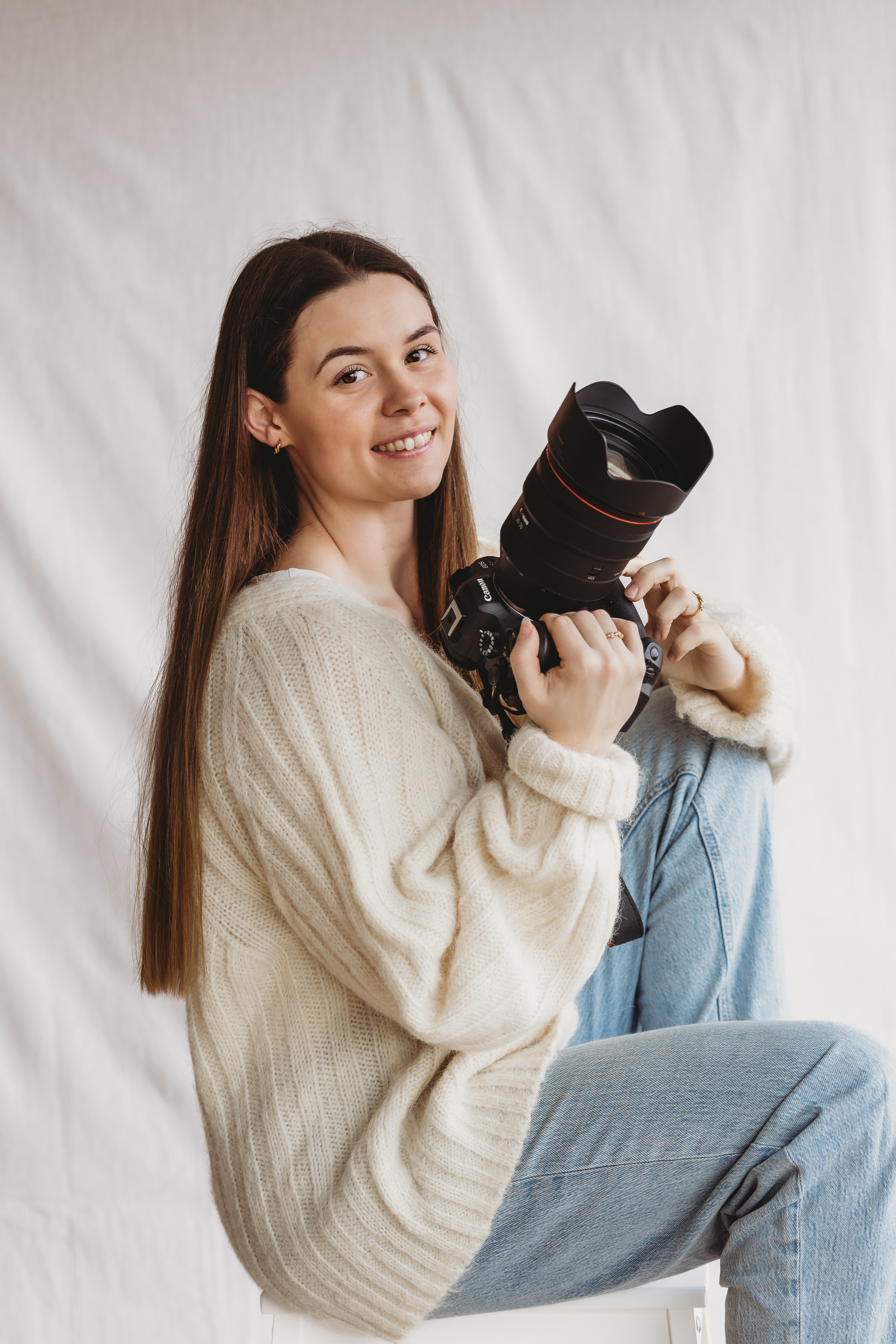 Fotograf Line Møll med sit kamera i Frederikshavn