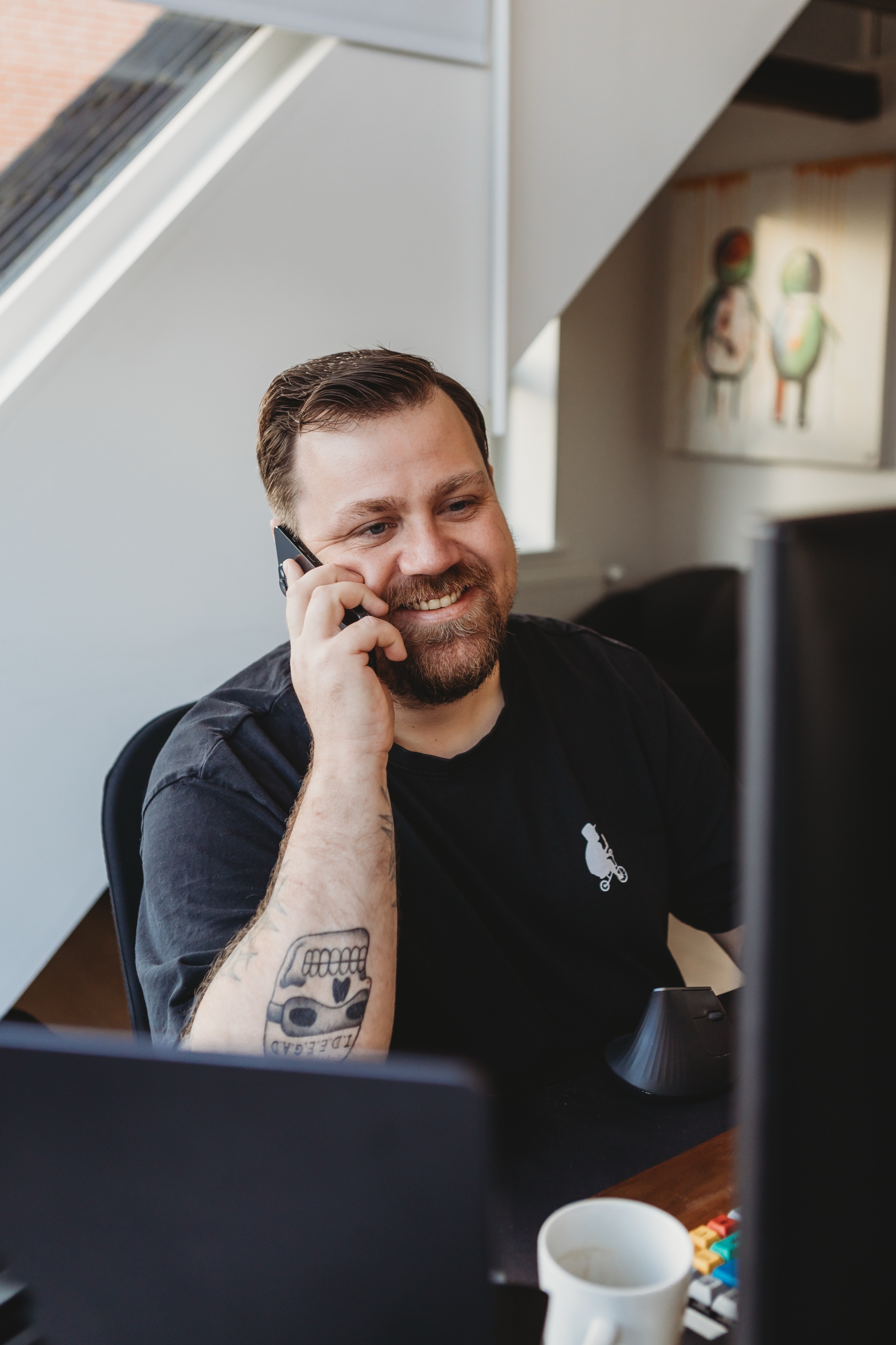 Erhvervsdrivende i telefonen ved skrivebordet