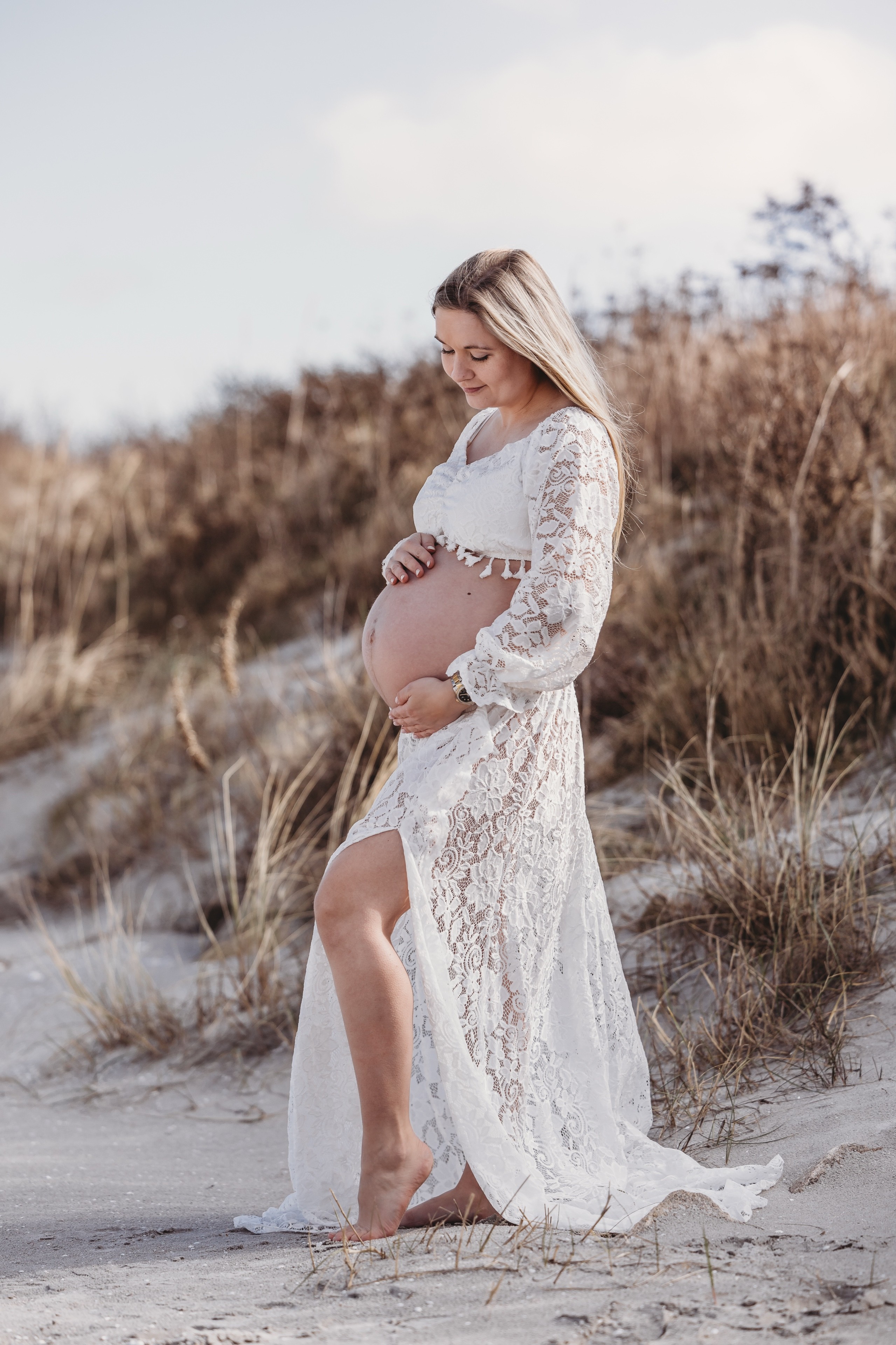Gravid kvinde i blondekjole i klitterne ved Strandby