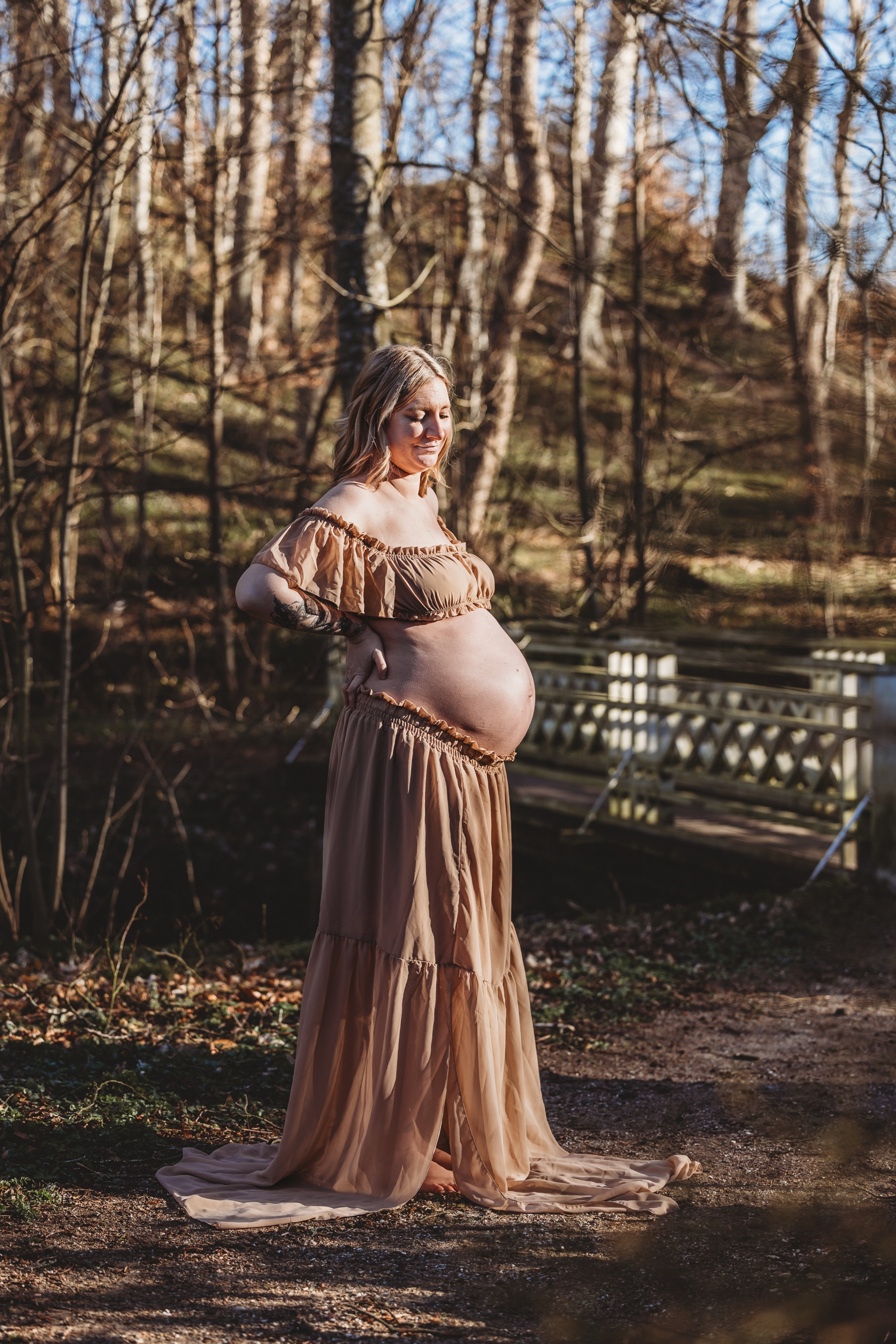 Lånekjole til gravid fotografering i naturen