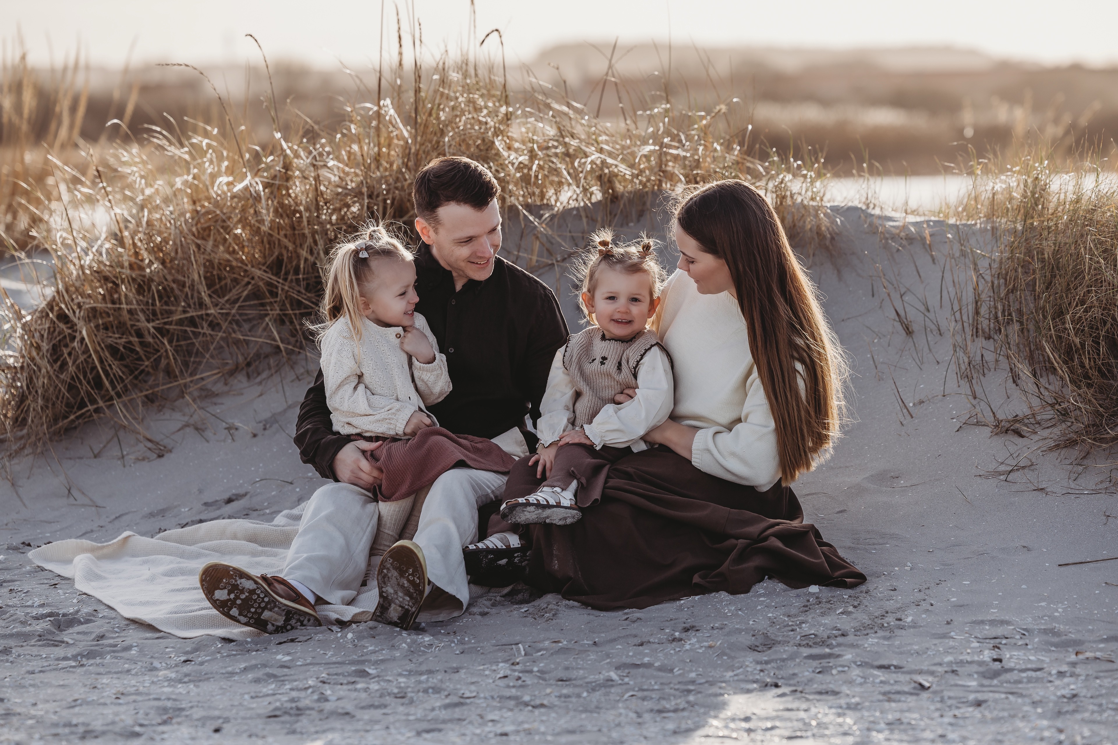 Fotograf Line Møll med sin familie på stranden i Nordjylland