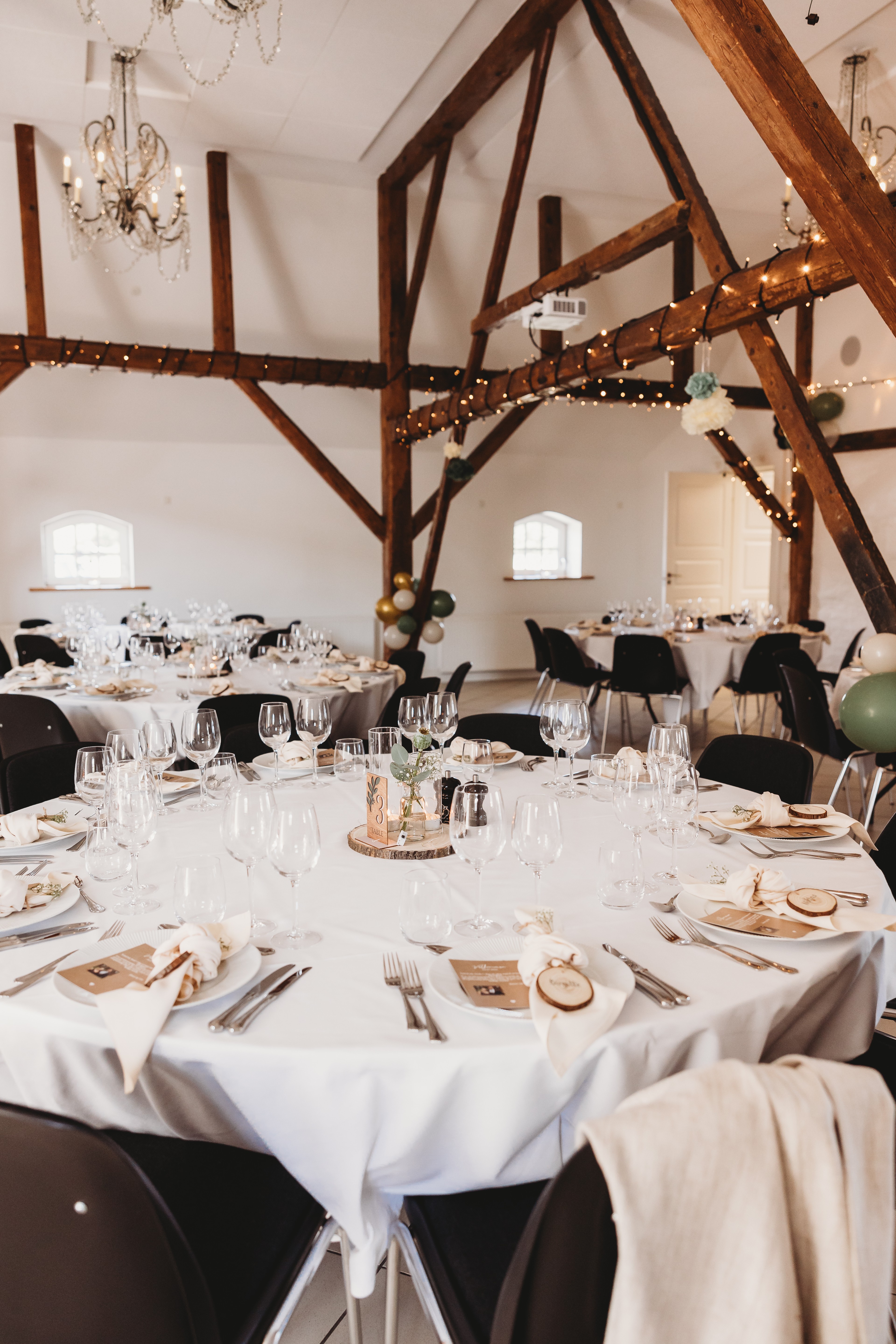 Bryllups lokalet pyntet flot op til fest