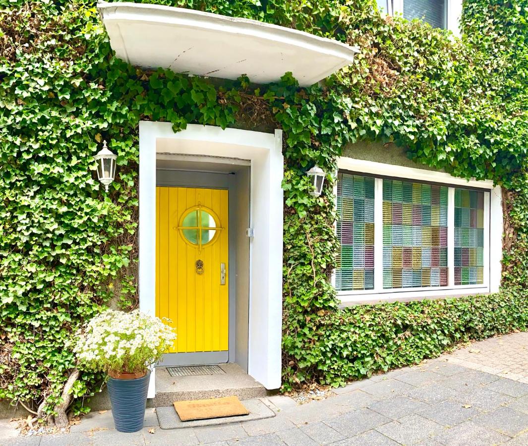 Eingang mit Gelber Tür und Buntglasfenstern