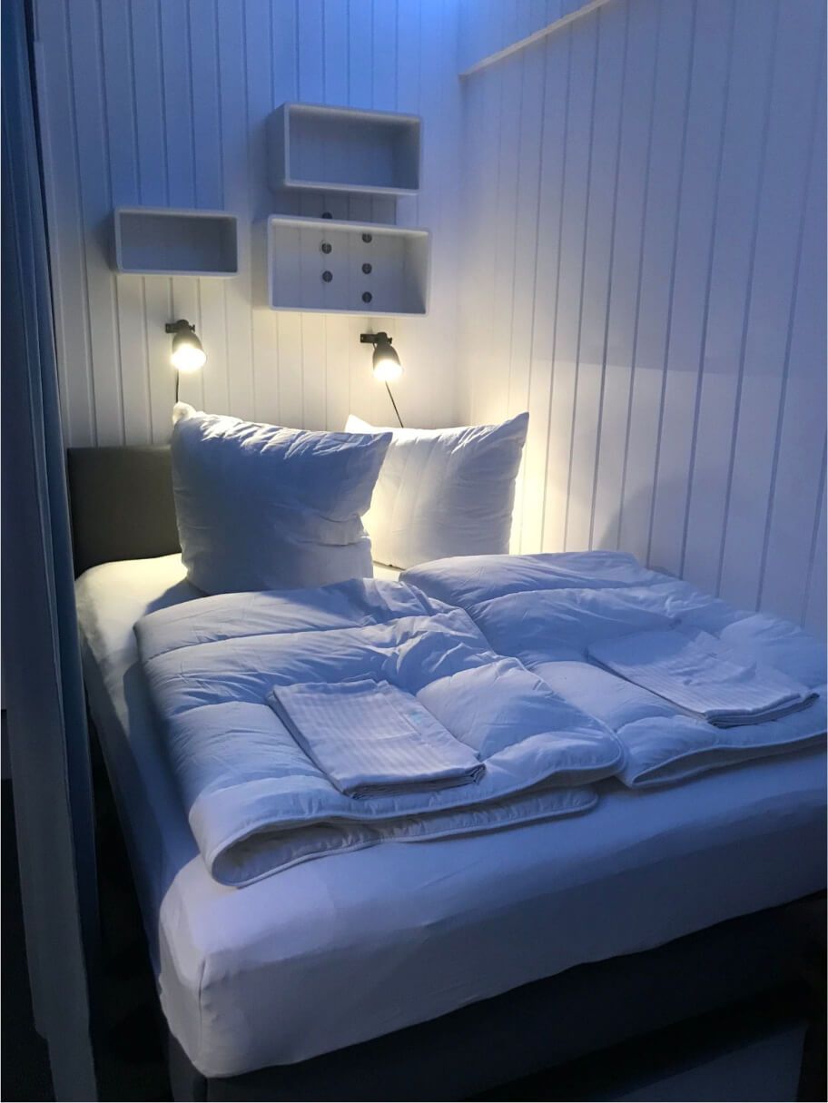 Queensized Bett mit Nachtlampen