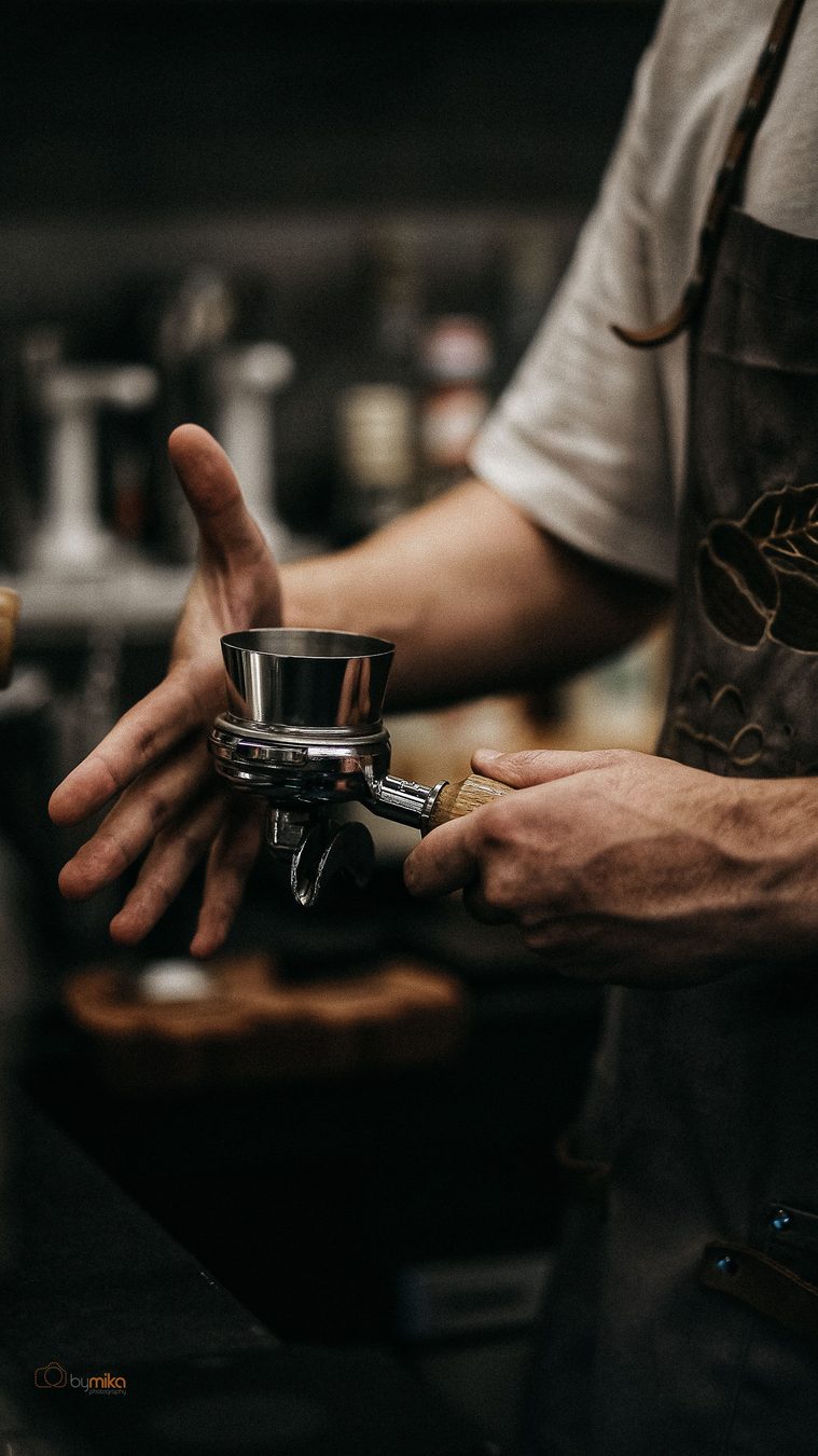 Barista paaiškino, kodėl namuose kava neišeina tokia skani kaip kavinėje