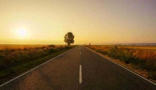 Path to U.S. citizenship with a DUI | Immiva Open road at sunset symbolizing the path to citizenship despite obstacles like a DUI conviction