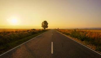 Path to U.S. citizenship with a DUI | Immiva Open road at sunset symbolizing the path to citizenship despite obstacles like a DUI conviction