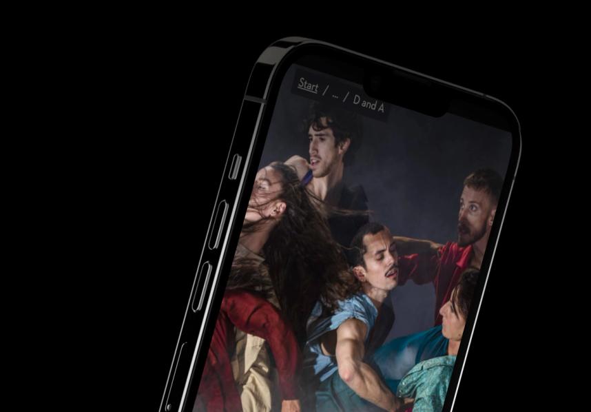 The upper half of a phone showing an image from a Göteborgsoperan show