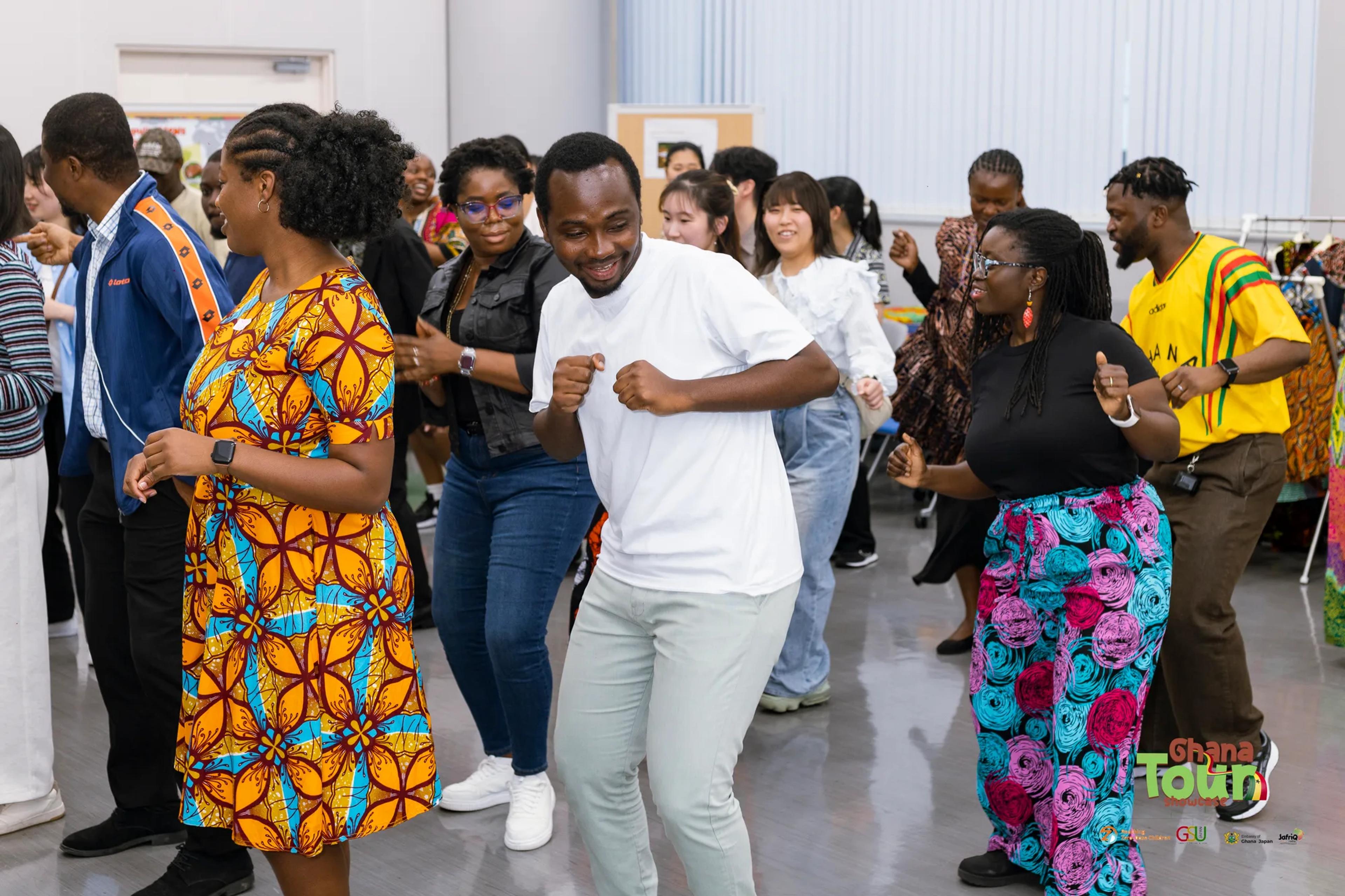 Guests in Ghanaian prints dance Afrobeats together at the Ghana Tour Showcase