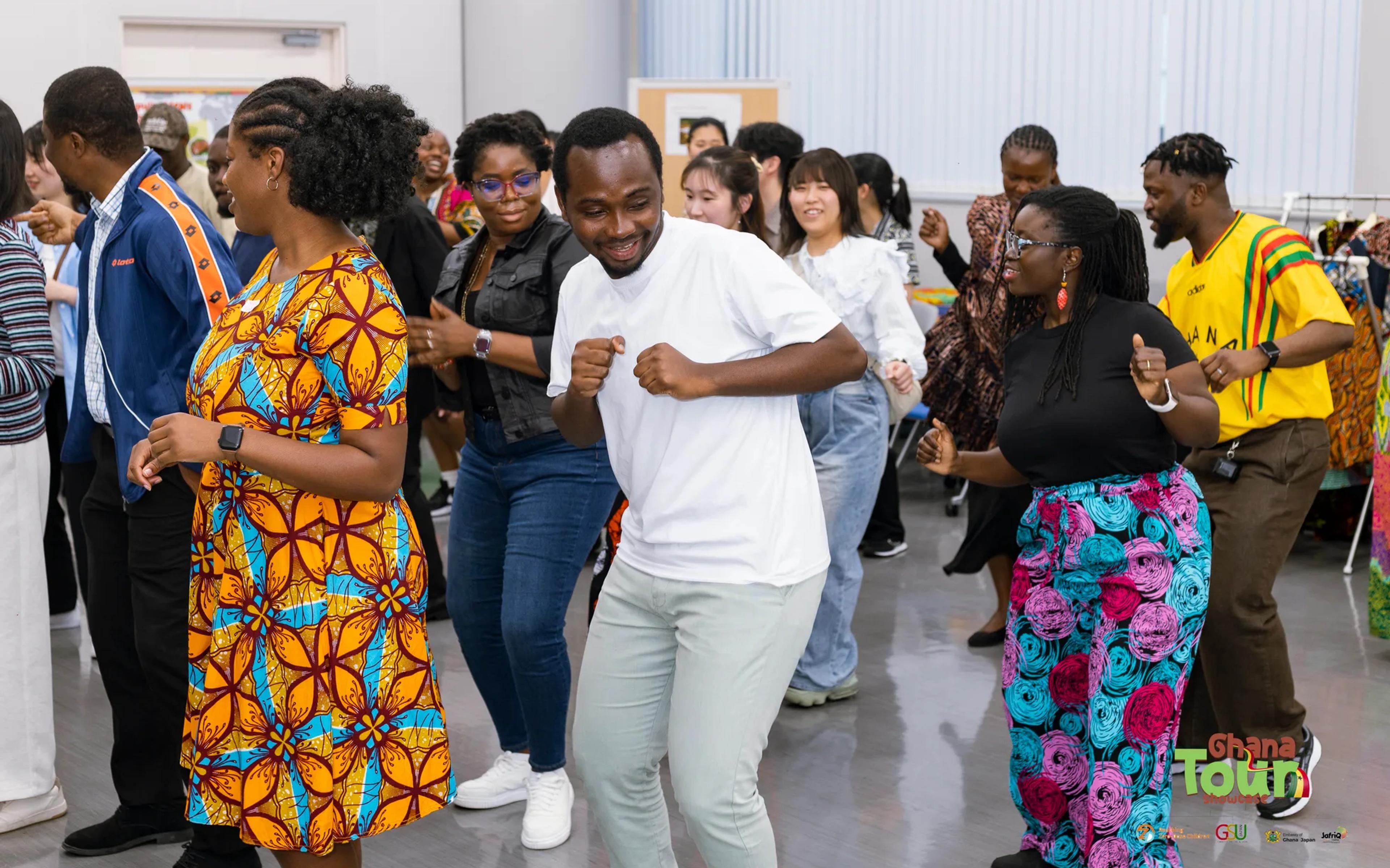 Guests in Ghanaian prints dance Afrobeats together at the Ghana Tour Showcase