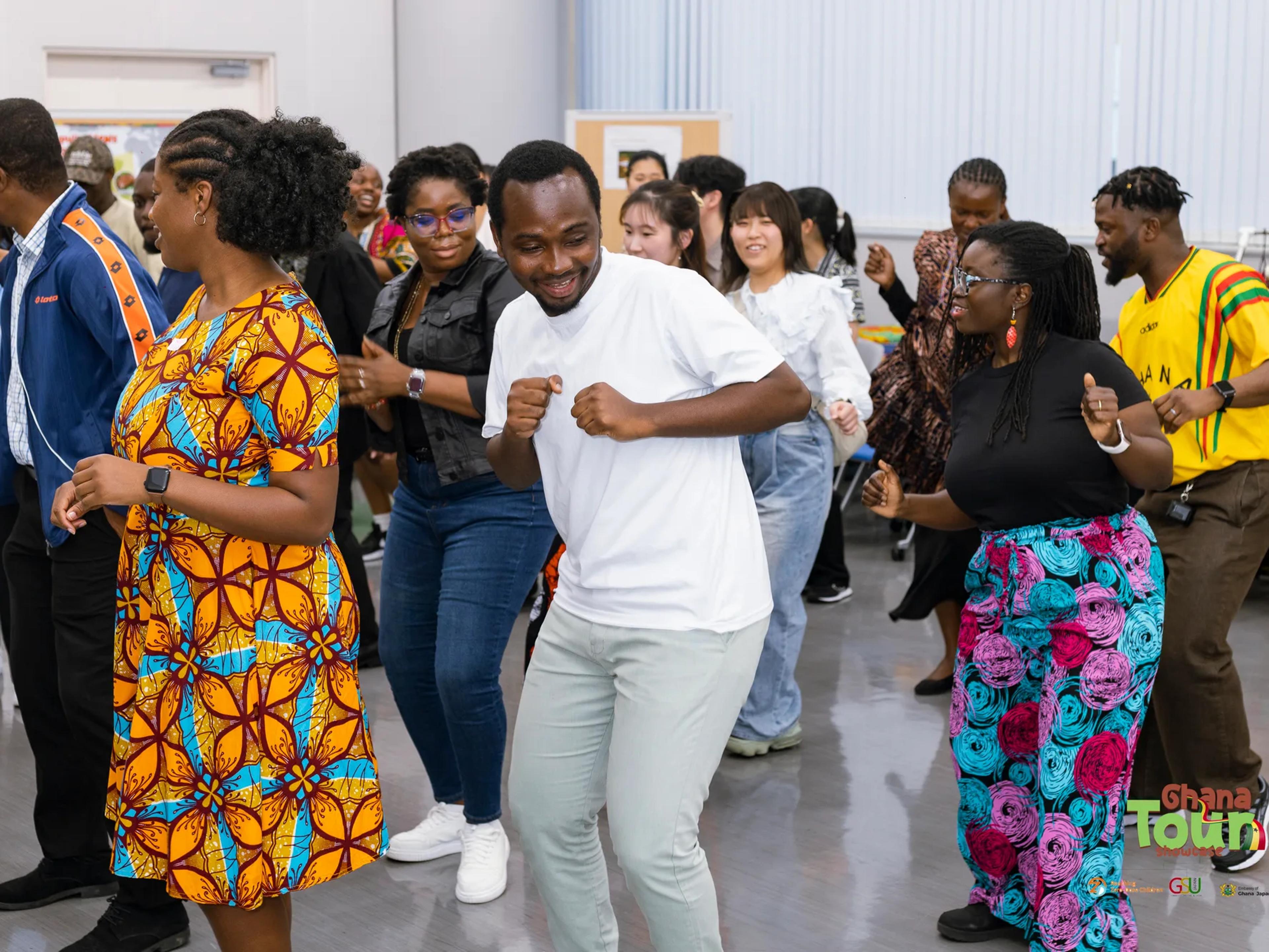 Guests in Ghanaian prints dance Afrobeats together at the Ghana Tour Showcase
