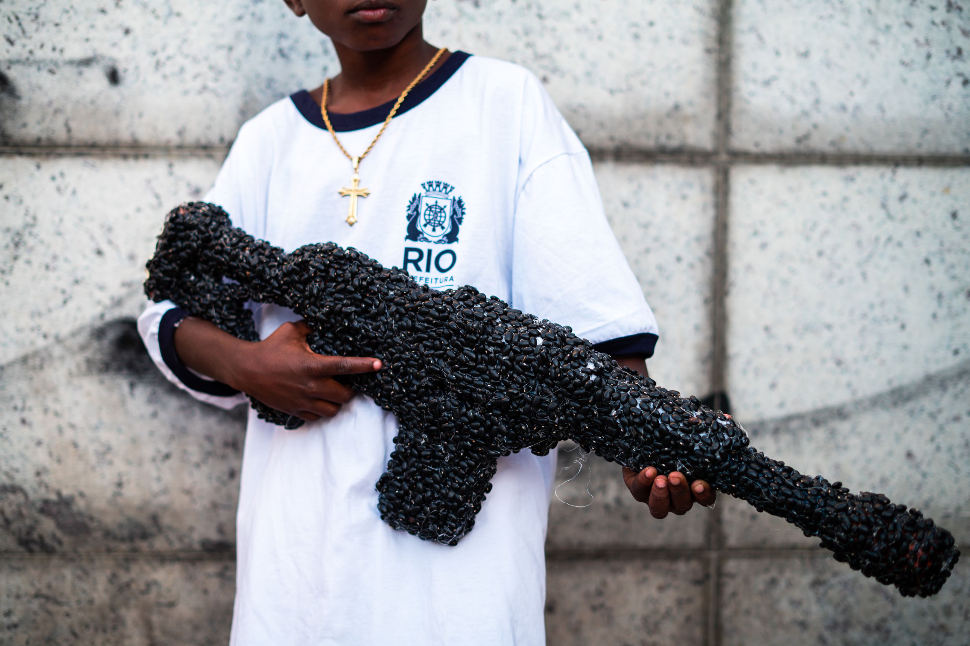 Moleque mulato perdido no mundo carente de amor.