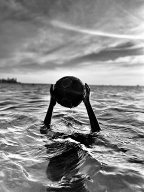 Todo Menino É Um Mar photo