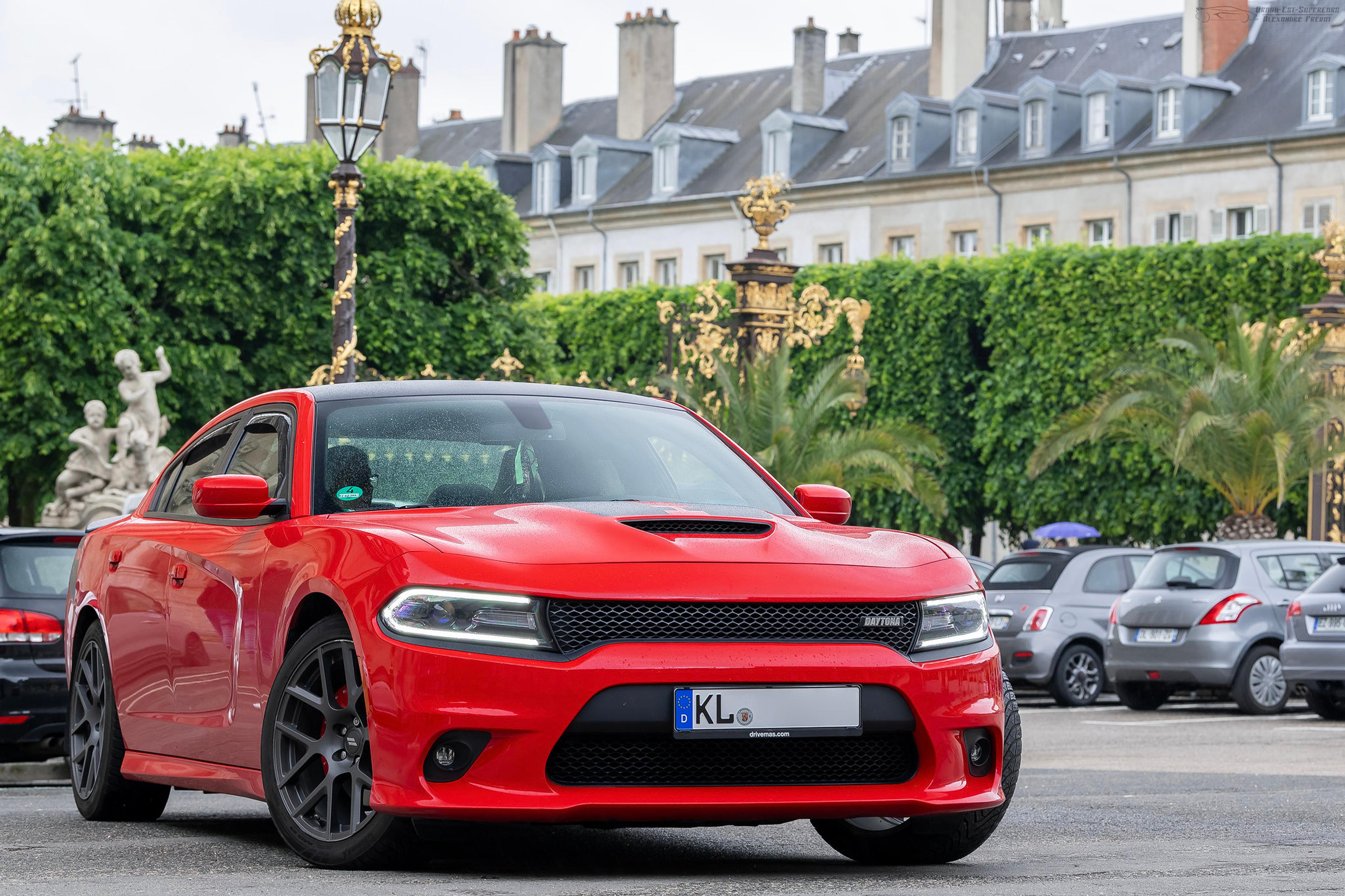 Roter Dodge Charger