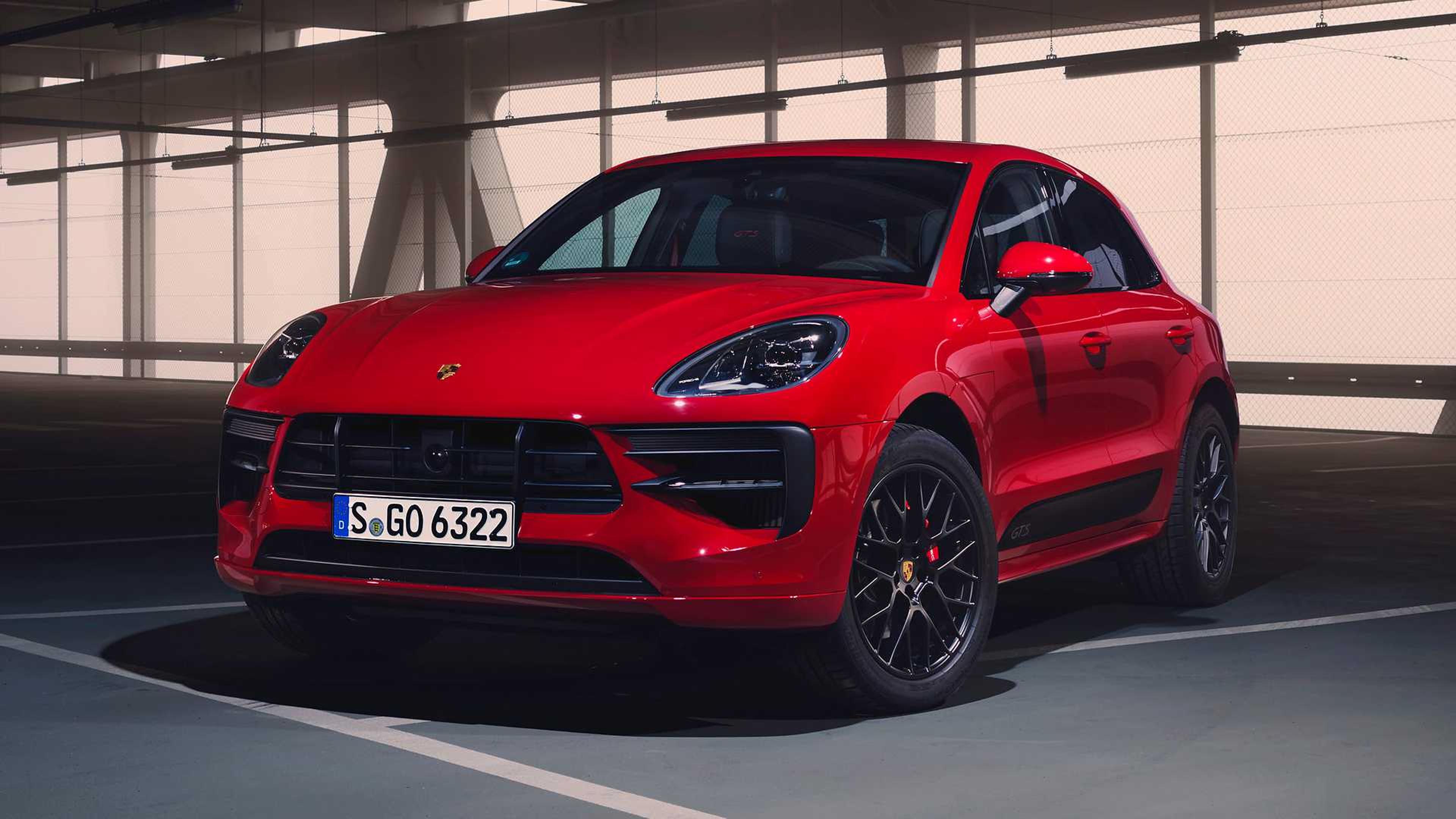 Roter Porsche Macan in einem Tiefgaragenparkplatz