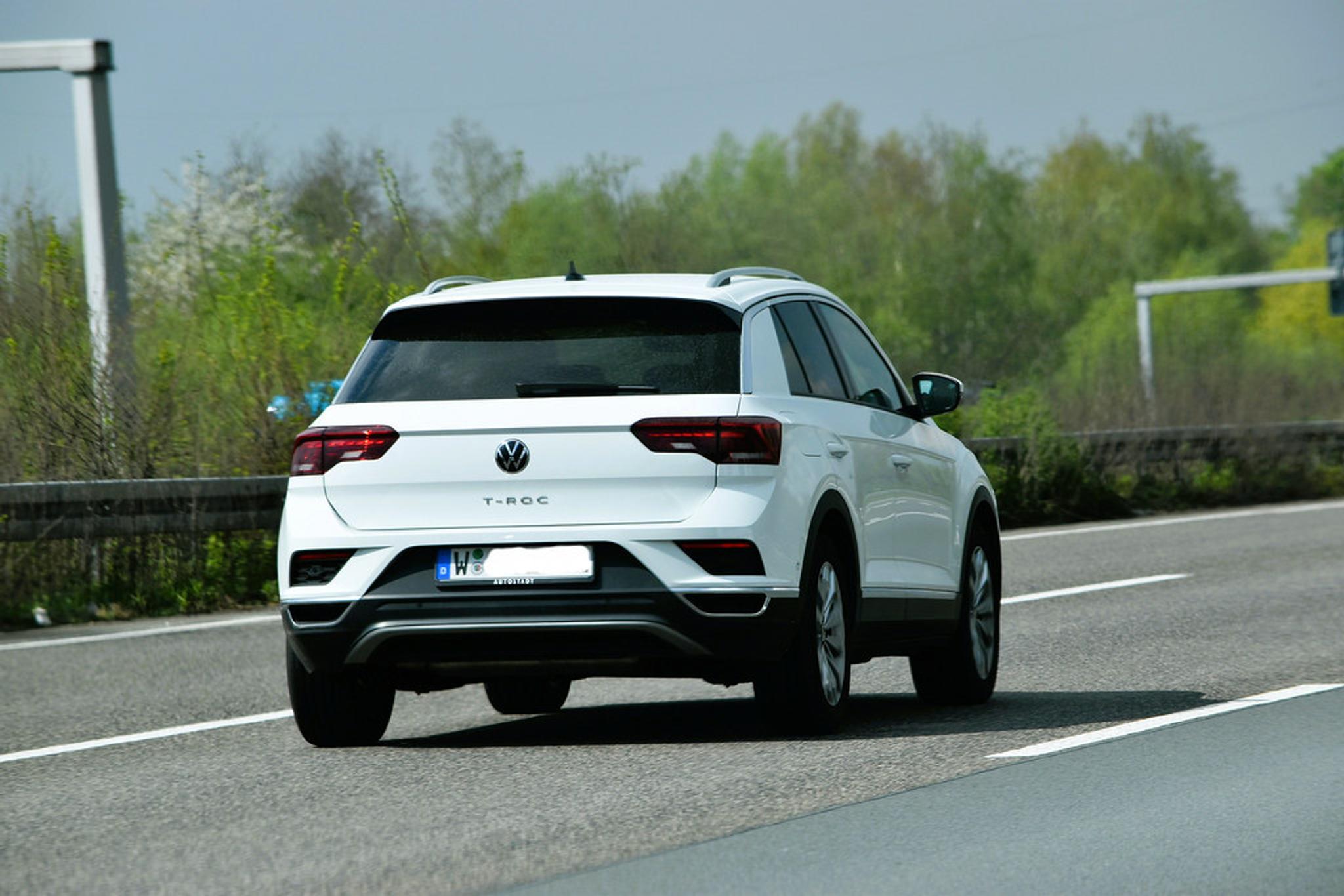 Volkswagen T-Roc alb din spate