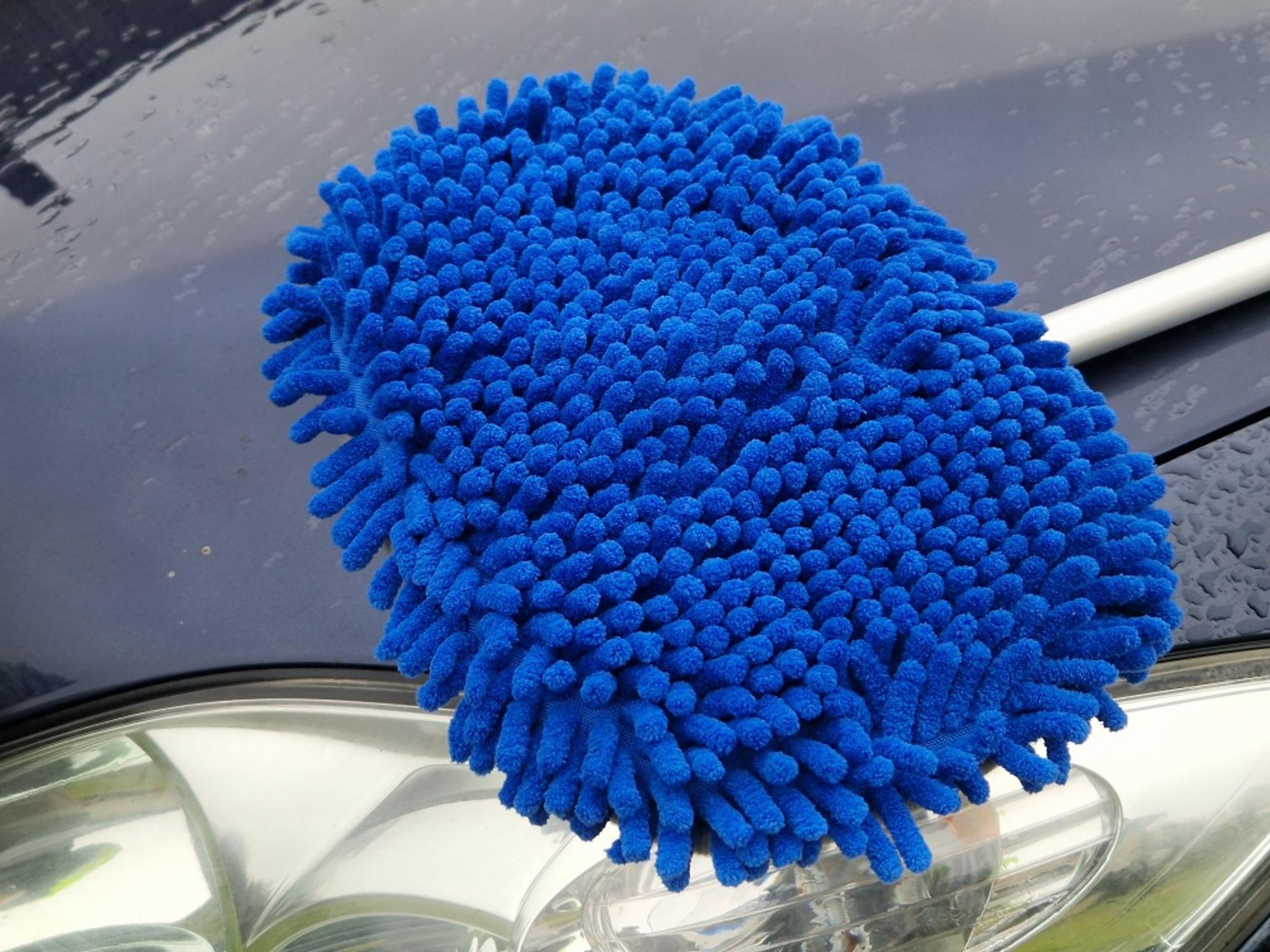 Cârpă albastră din microfibre folosită pe farurile unei mașini