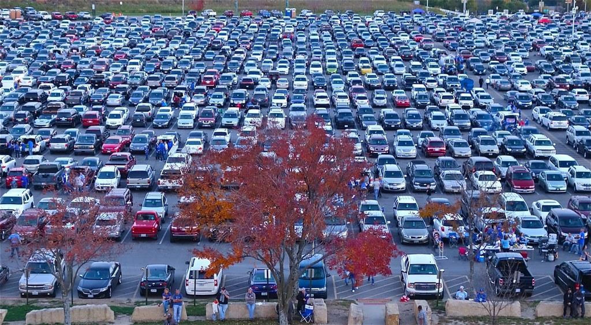 Stovky aut na parkovišti